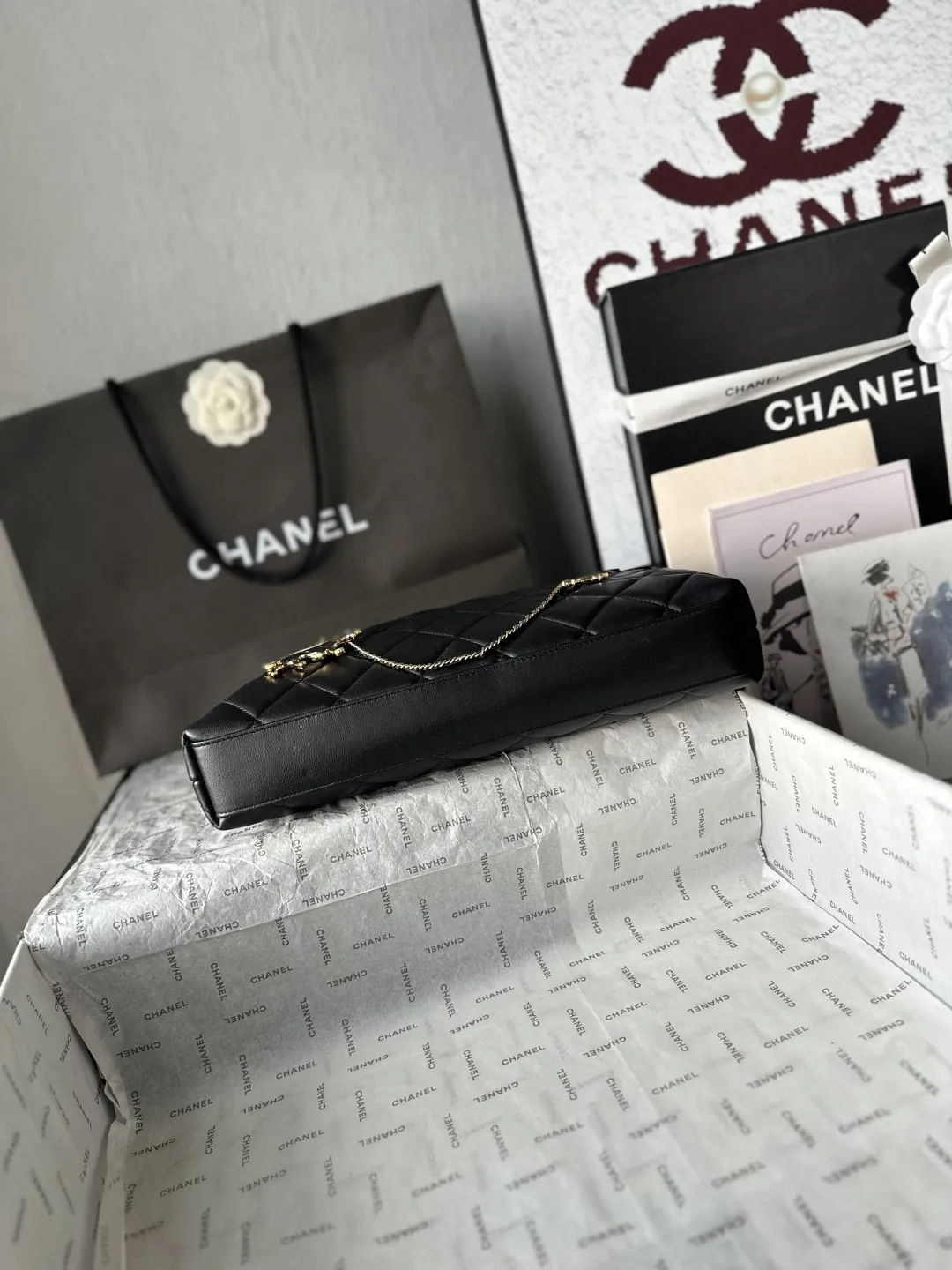 💰850 顶级货_跑量价【配全套包装】 法国&middot;高端定制品 OHANEL🚩🚩🚩 独家出货🚚啦OHANEL🌟🌟✔️A 高级手工坊系列的酒红色菱格手袋​​👜属于 Large Hobo Bag 款式，菱格皮革搭配金色拉链，挂件是香奈儿女士牵着狗的金属链条挂饰，是整个系列里辨识度很高的一款，这季手工坊系列围绕纽约主题做了很多动物元素的设计，这款包上的&rdquo;香奈儿女士+狗&rdquo;挂件就是其中之一，羊🐑皮质看着也饱满，实物上手感极强、这款整体做工评价挺高的，动物元素挂件是最大的记忆点！ 尺寸18✖️29✖️8cm 款号AS6411