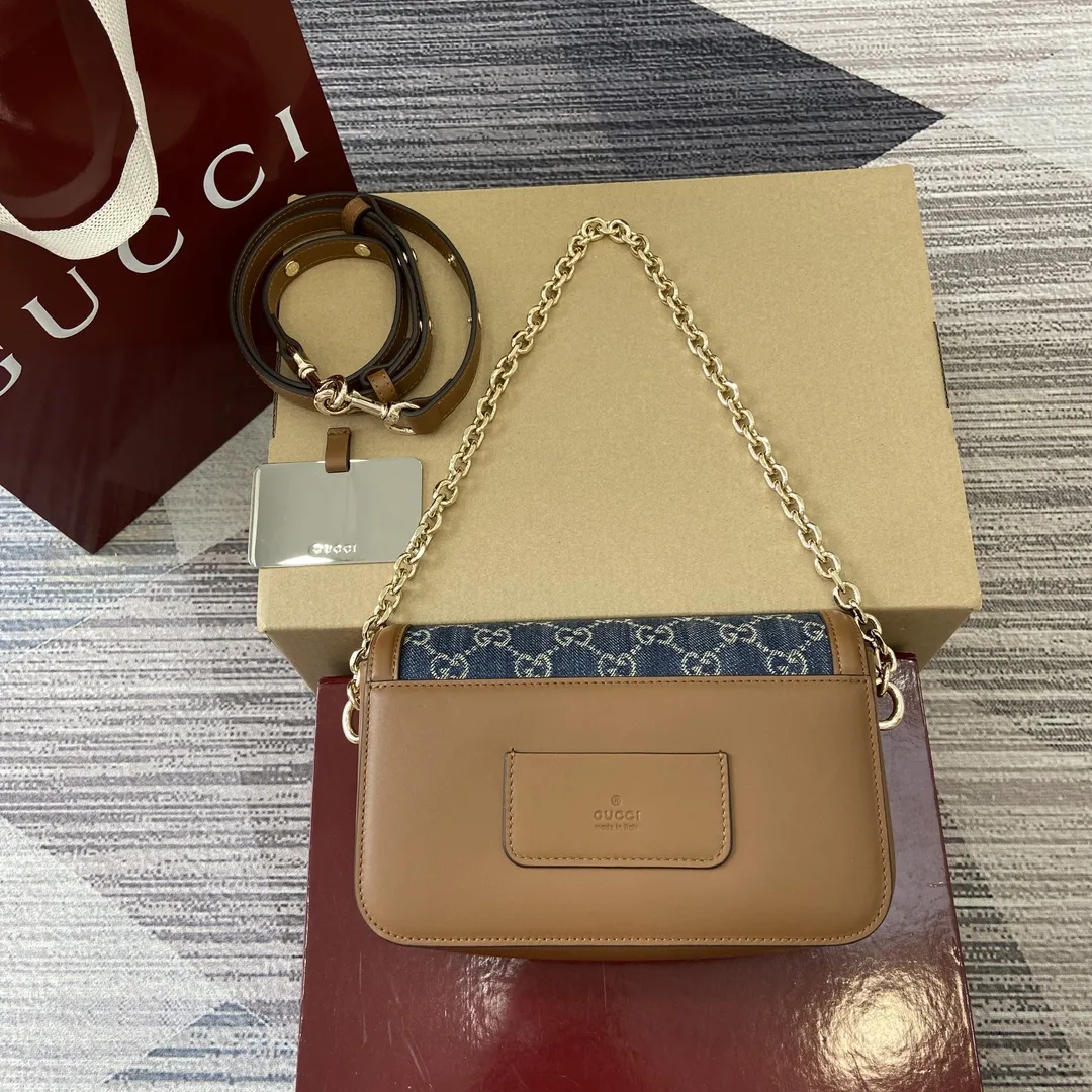 p720。【配全套专柜包装】‼️Gucci Go系列专为运动而生。这款肩背包以精致而轻盈的GG Monogram胶料匠心打造，配以雅致的链带，为2025春夏系列再添亮眼力作。其包内格局也非常实用，后侧设有一个可拆卸镜子。 型号：826761。 尺寸：21.5厘米（宽）x 14厘米（高）x 9厘米（深） 重量：约0.8千克 颜色：蓝色牛仔/原厂皮。