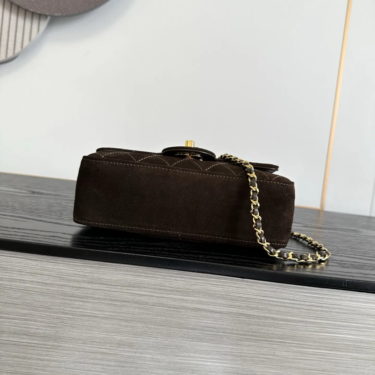 💰700 6627 《咖啡☕️色》mini號OHANEL🚩🚩🚩 26B新款cf Maxi mini口盖包𝟐𝟔𝐁 新尺寸𝐦𝐢𝐧𝐢口盖包🔥前几季的𝐦𝐚𝐱𝐢尺寸也超喜欢💕这季的小尺寸更显精致！小小一只显可爱😍 依旧是𝐦𝐚𝐱𝐢 𝐅𝐥𝐚𝐩的简约设计和皮质，手感软糯自带松弛感；背面带口袋；淡金色五金低调奢华～20cm的尺寸日常实用，小个子也轻松驾驭、肩带长度可以调节、单肩斜跨都可以呀！很适合日常背呀！尺寸：20cm