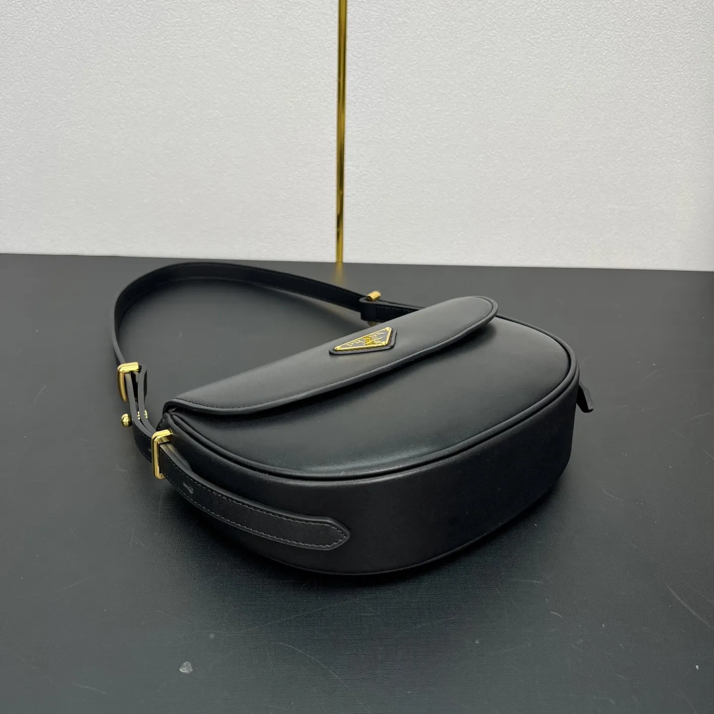 💰265🎉新品🎉1BD365双条肩带👏👏 这款采用进口小牛皮,内配进口羊皮,翻盖设计,配有2条可拆可调节长短肩带,又可肩背和斜跨,不同场合可互换。太完美了👏👏容量空间大,又时尚又简约,宝宝们。赶紧入手吧👏👏 长20x高16x底6cm🎉🎉🎉🎊🎊🎊