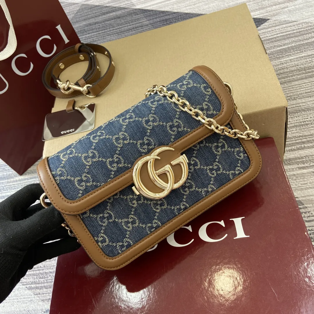 p720。【配全套专柜包装】‼️Gucci Go系列专为运动而生。这款肩背包以精致而轻盈的GG Monogram胶料匠心打造，配以雅致的链带，为2025春夏系列再添亮眼力作。其包内格局也非常实用，后侧设有一个可拆卸镜子。 型号：826761。 尺寸：21.5厘米（宽）x 14厘米（高）x 9厘米（深） 重量：约0.8千克 颜色：蓝色牛仔/原厂皮。