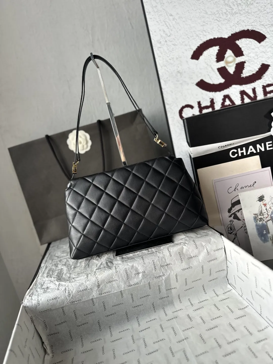💰850 顶级货_跑量价【配全套包装】 法国·高端定制品 OHANEL🚩🚩🚩 独家出货🚚啦OHANEL🌟🌟✔️A 高级手工坊系列的酒红色菱格手袋👜属于 Large Hobo Bag 款式,菱格皮革搭配金色拉链,挂件是香奈儿女士牵着狗的金属链条挂饰,是整个系列里辨识度很高的一款,这季手工坊系列围绕纽约主题做了很多动物元素的设计,这款包上的”香奈儿女士+狗”挂件就是其中之一,羊🐑皮质看着也饱满,实物上手感极强、这款整体做工评价挺高的,动物元素挂件是最大的记忆点! 尺寸18✖️29✖️8cm 款号AS6411