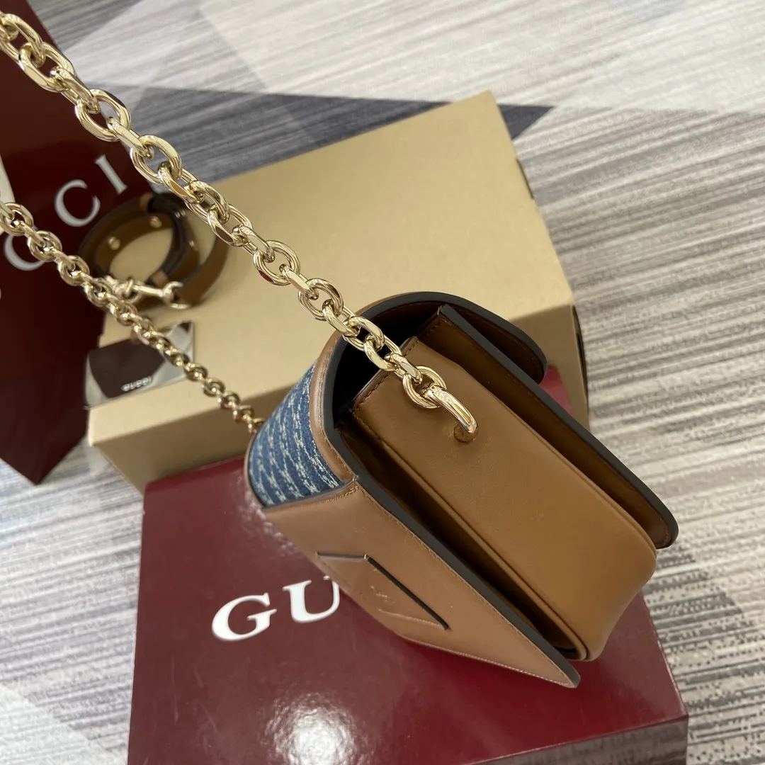 p720。【配全套专柜包装】‼️Gucci Go系列专为运动而生。这款肩背包以精致而轻盈的GG Monogram胶料匠心打造，配以雅致的链带，为2025春夏系列再添亮眼力作。其包内格局也非常实用，后侧设有一个可拆卸镜子。 型号：826761。 尺寸：21.5厘米（宽）x 14厘米（高）x 9厘米（深） 重量：约0.8千克 颜色：蓝色牛仔/原厂皮。