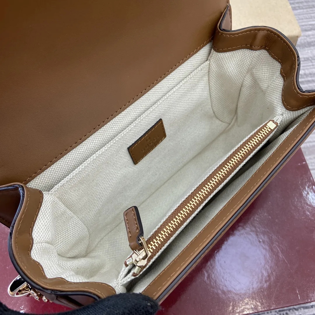 p720。【配全套专柜包装】‼️Gucci Go系列专为运动而生。这款肩背包以精致而轻盈的GG Monogram胶料匠心打造,配以雅致的链带,为2025春夏系列再添亮眼力作。其包内格局也非常实用,后侧设有一个可拆卸镜子。 型号:826761。 尺寸:21.5厘米(宽)x 14厘米(高)x 9厘米(深) 重量:约0.8千克 颜色:蓝色牛仔/原厂皮。