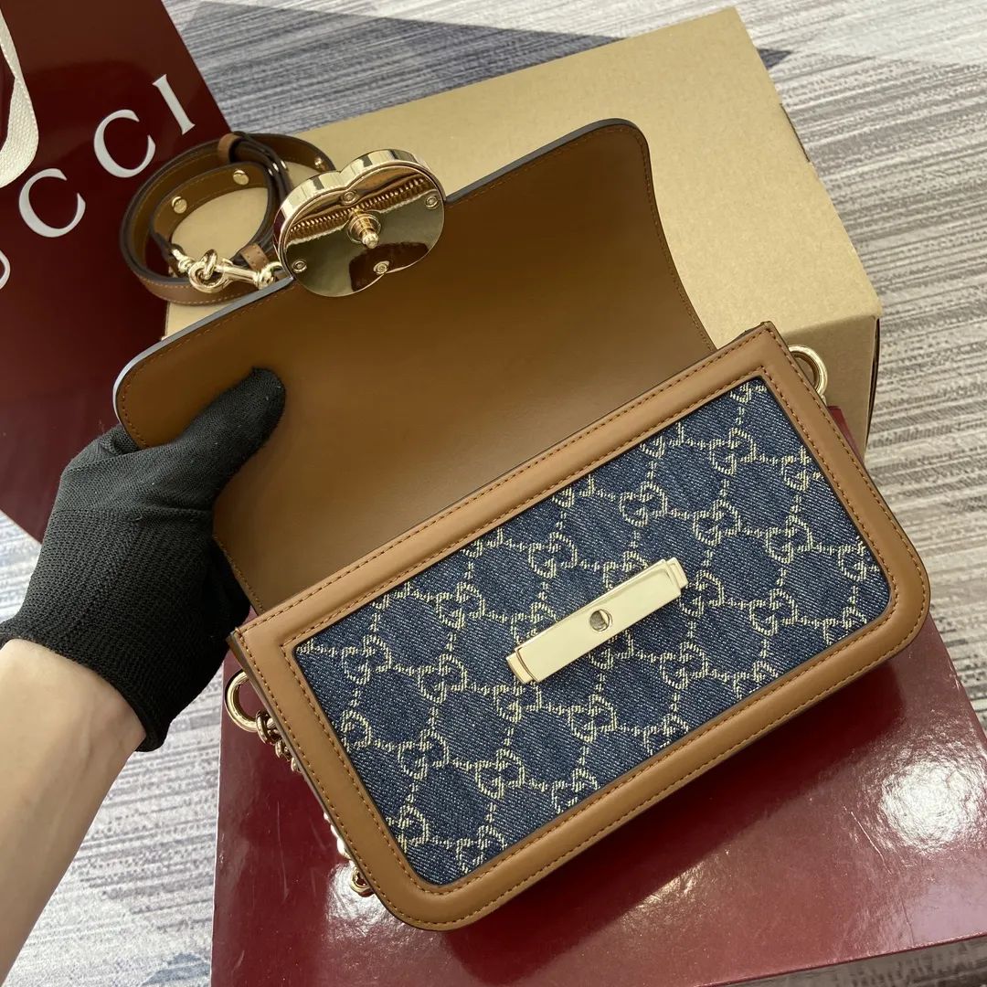 p720。【配全套专柜包装】‼️Gucci Go系列专为运动而生。这款肩背包以精致而轻盈的GG Monogram胶料匠心打造，配以雅致的链带，为2025春夏系列再添亮眼力作。其包内格局也非常实用，后侧设有一个可拆卸镜子。 型号：826761。 尺寸：21.5厘米（宽）x 14厘米（高）x 9厘米（深） 重量：约0.8千克 颜色：蓝色牛仔/原厂皮。