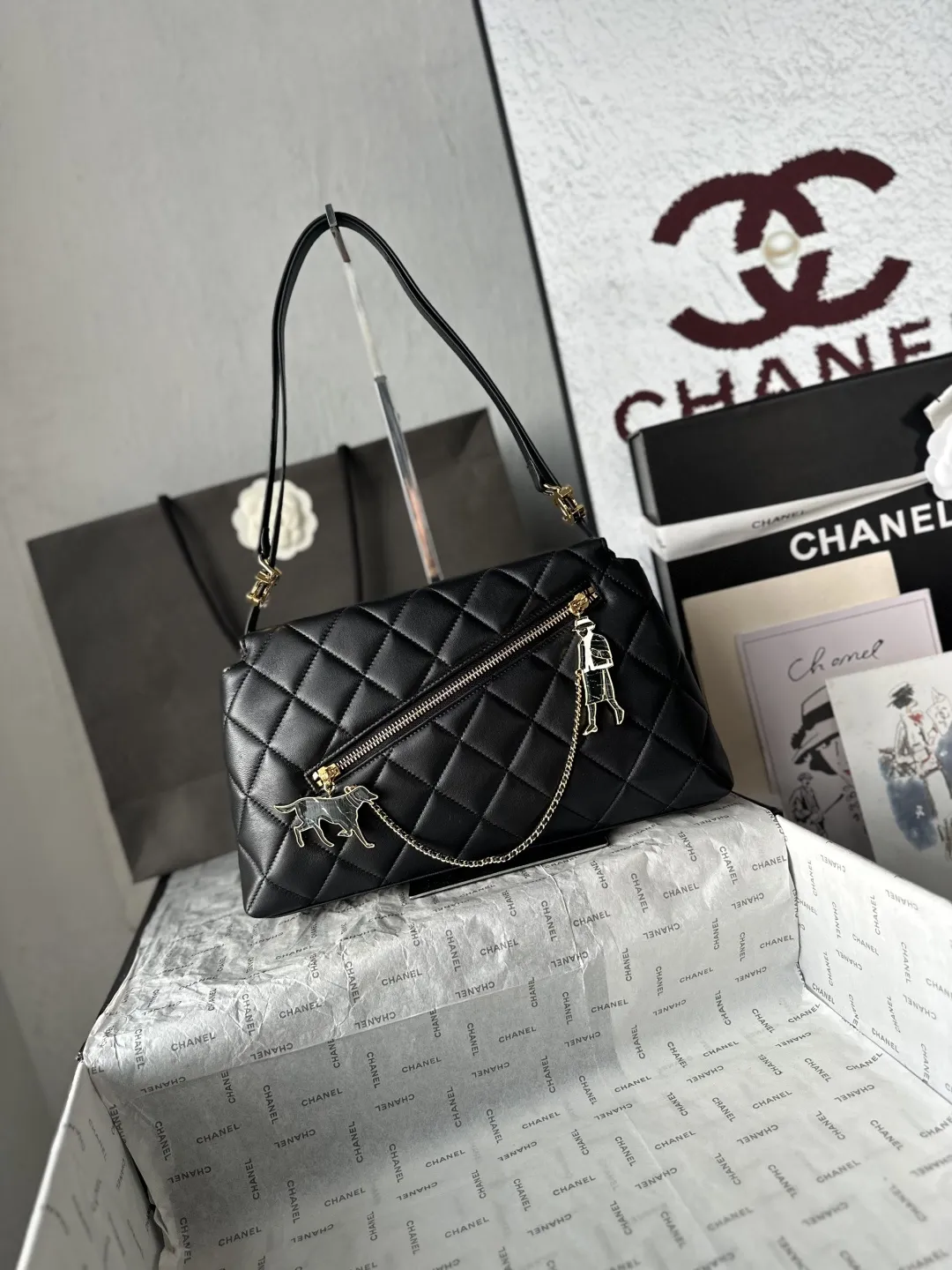 💰850 顶级货_跑量价【配全套包装】 法国&middot;高端定制品 OHANEL🚩🚩🚩 独家出货🚚啦OHANEL🌟🌟✔️A 高级手工坊系列的酒红色菱格手袋​​👜属于 Large Hobo Bag 款式，菱格皮革搭配金色拉链，挂件是香奈儿女士牵着狗的金属链条挂饰，是整个系列里辨识度很高的一款，这季手工坊系列围绕纽约主题做了很多动物元素的设计，这款包上的&rdquo;香奈儿女士+狗&rdquo;挂件就是其中之一，羊🐑皮质看着也饱满，实物上手感极强、这款整体做工评价挺高的，动物元素挂件是最大的记忆点！ 尺寸18✖️29✖️8cm 款号AS6411