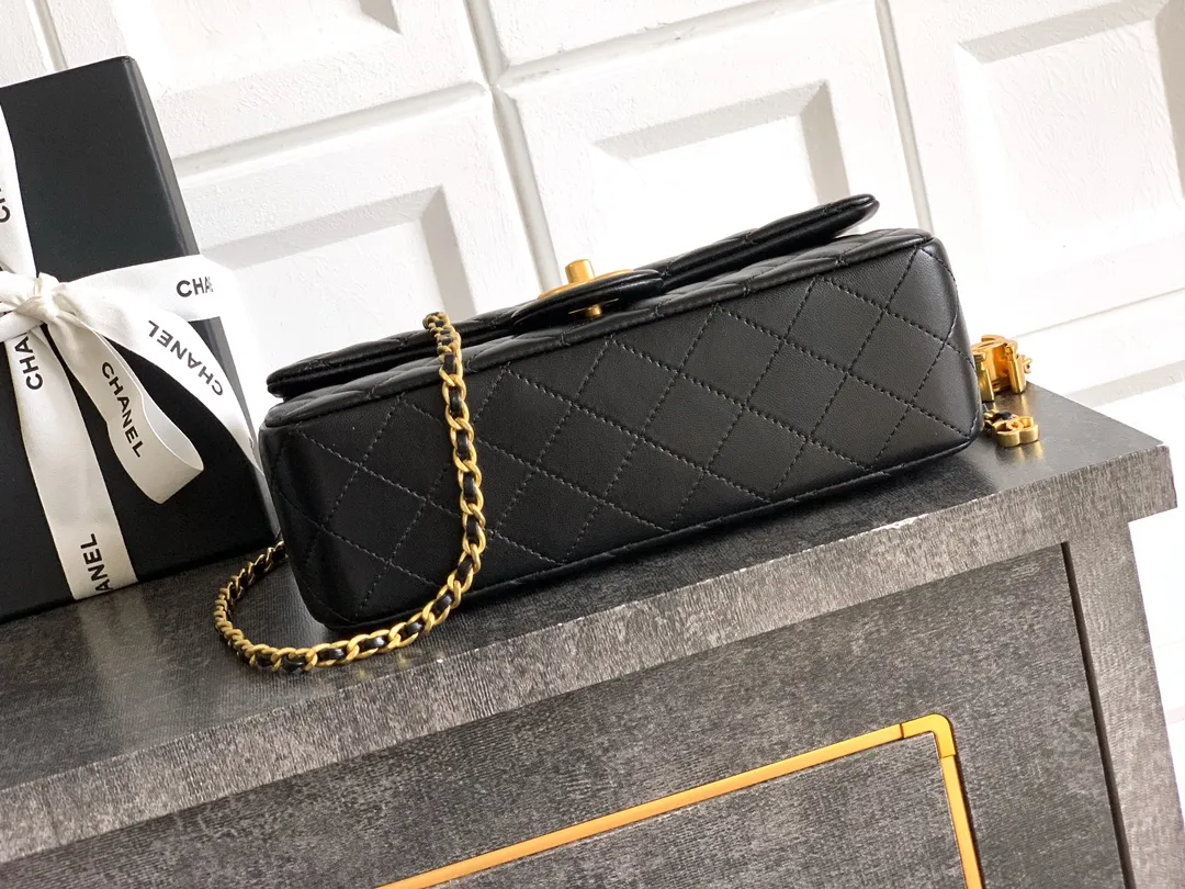 💰700 🚩🚩🚩大號CF 《23cm 》OHANEL25B双C调节扣方胖子、回归款双logo链条包⛓️🆕魅力爆棚颜值超靓!一直是chanel的爆款💥复古感的亮面羊皮,既拥有羊皮柔软细腻的外表,又兼备牛皮耐磨易打理的优点~做旧的复古五金,平滑的亮面🐑皮,小巧精致点缀在包链两头双调节logo,等等……可以调节的链条⛓️各样造型随心所向~包型方正🉑️单肩 斜挎 手提均可 穿搭属性💯23.5x14.5x7cm23.5x14.5x7cm~Mini20x13x7cm~方胖子:18x13.5x7cm~