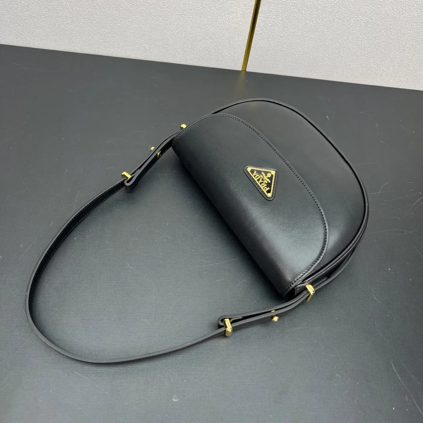 💰265🎉新品🎉1BD365双条肩带👏👏 这款采用进口小牛皮,内配进口羊皮,翻盖设计,配有2条可拆可调节长短肩带,又可肩背和斜跨,不同场合可互换。太完美了👏👏容量空间大,又时尚又简约,宝宝们。赶紧入手吧👏👏 长20x高16x底6cm🎉🎉🎉🎊🎊🎊