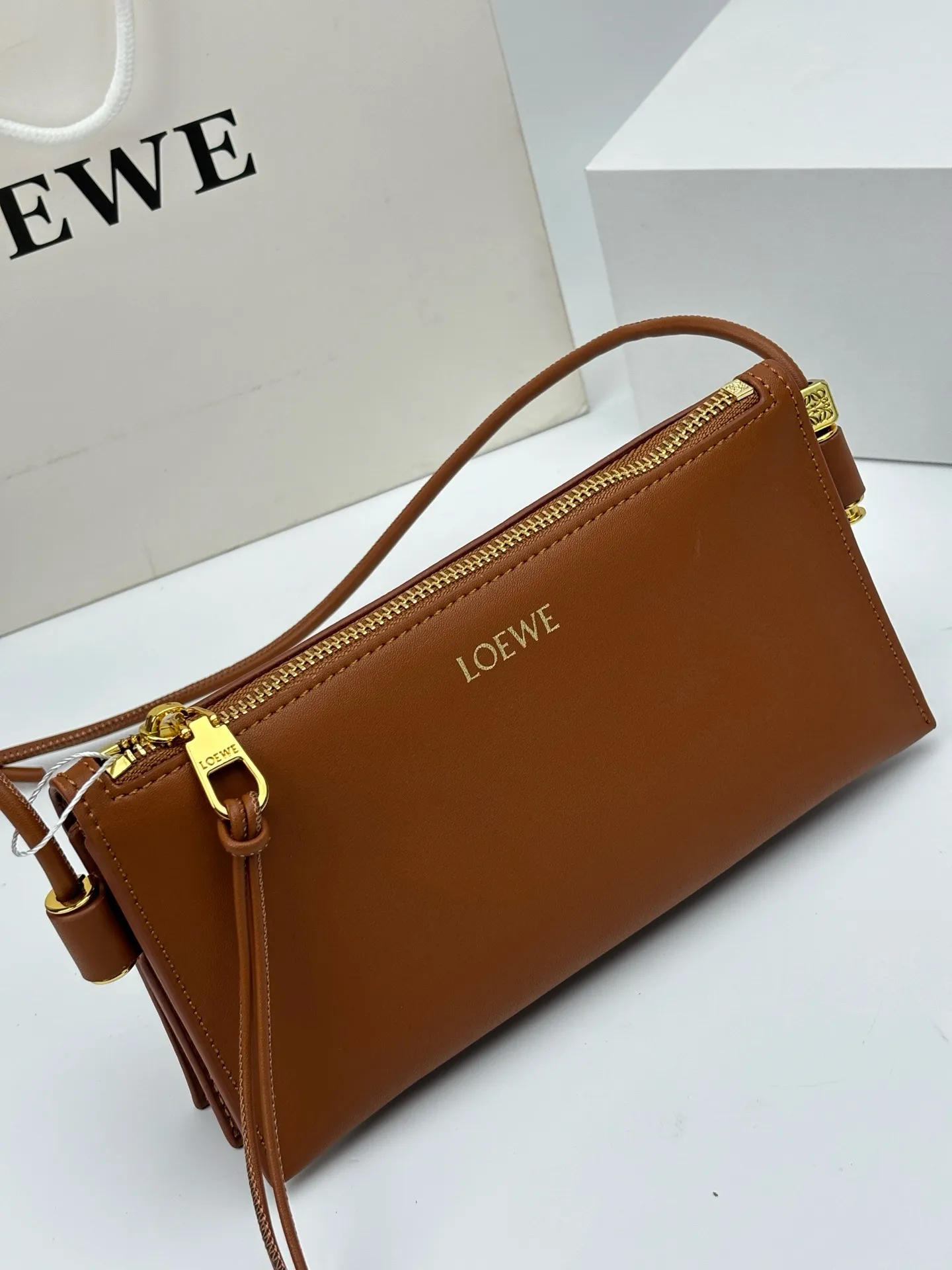 💰210 罗家新款 LOEW* Joya Pouch手袋，小牛皮+金色五金，简约又高级✨。可调节肩带，手拿、单肩、斜挎都OK，通勤休闲都能搭！手机卡包轻松装下，拉链设计更安全。低调奢华，实用又时髦，是LOEWE经典小包系列，精致女孩必入！尺寸22cm🌟