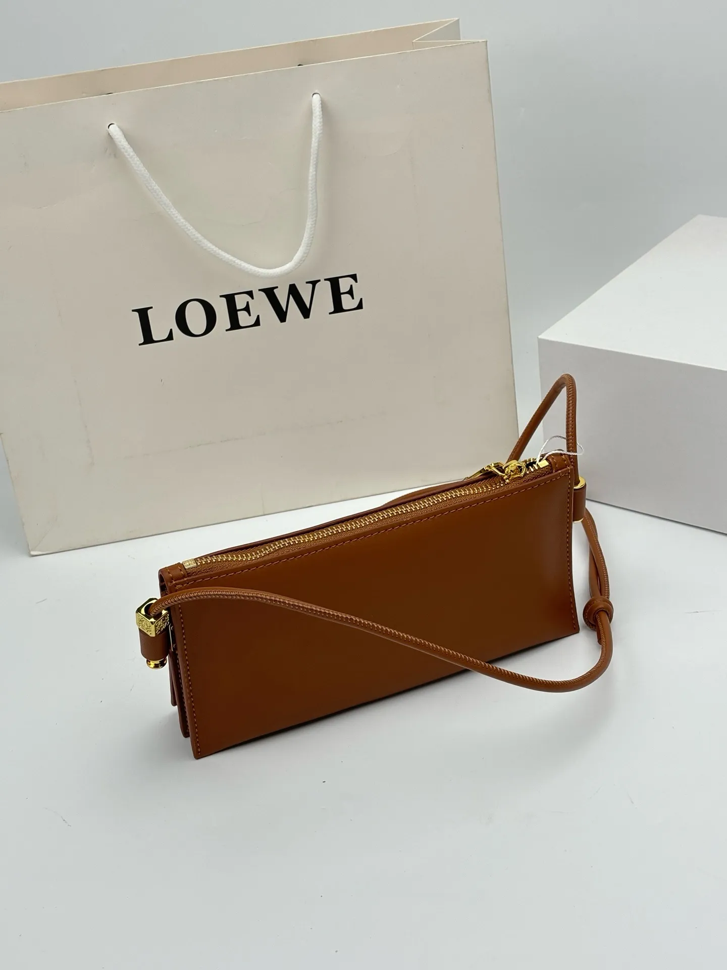 💰210 罗家新款 LOEW* Joya Pouch手袋，小牛皮+金色五金，简约又高级✨。可调节肩带，手拿、单肩、斜挎都OK，通勤休闲都能搭！手机卡包轻松装下，拉链设计更安全。低调奢华，实用又时髦，是LOEWE经典小包系列，精致女孩必入！尺寸22cm🌟