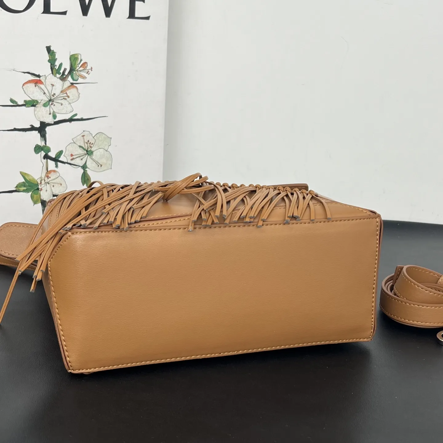 💰310 Loewe puzzle 新品 头层牛皮 流苏几何包 几何包型上的飘逸&ldquo;马鬃&rdquo; 今年的Puzzle，最妙的是包身上同色调的流苏装饰，就像骏马奔跑时飞扬的鬃毛，瞬间打破了Puzzle标志性几何拼接的冷静感，多了一份灵动和潇洒。黑白双色取自骏马灵感，更添一分别样的松弛和洒脱。尺寸 24&times;10.5&times;16.5cm 款号：193