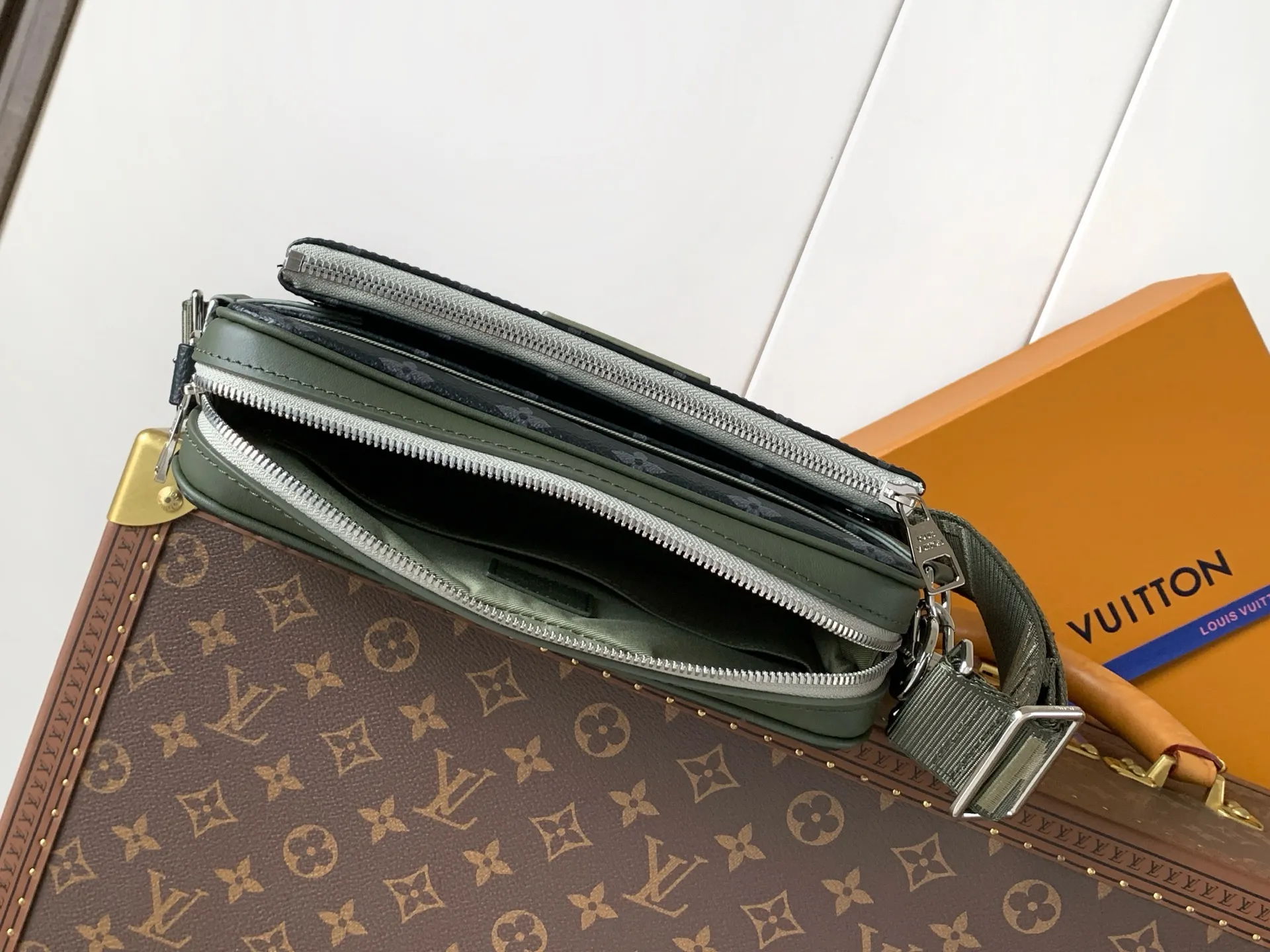 💰480 M28628 顶级原单 变码芯片163c 本款 Trio 邮差包结合 Monogram Eclipse 帆布和皮革饰边，灵感源自 2000 年代日本街头潮流。拉链袋和零钱袋均可拆卸，搭配宽敞主袋和路易威登标识织纹肩带，为运动造型提供时尚之选。 25 x 18.5 x 7CM (长度 x 高 x 宽) Monogram Eclipse 涂层帆布 牛皮革饰边 织物内衬 黄铜金属件 主袋配有前贴袋 内贴袋 肩带配有可拆卸小号零钱包 肩带：可拆卸，可调节 包带半长：40.0 厘米 包带半长可调至：64.0 厘米
