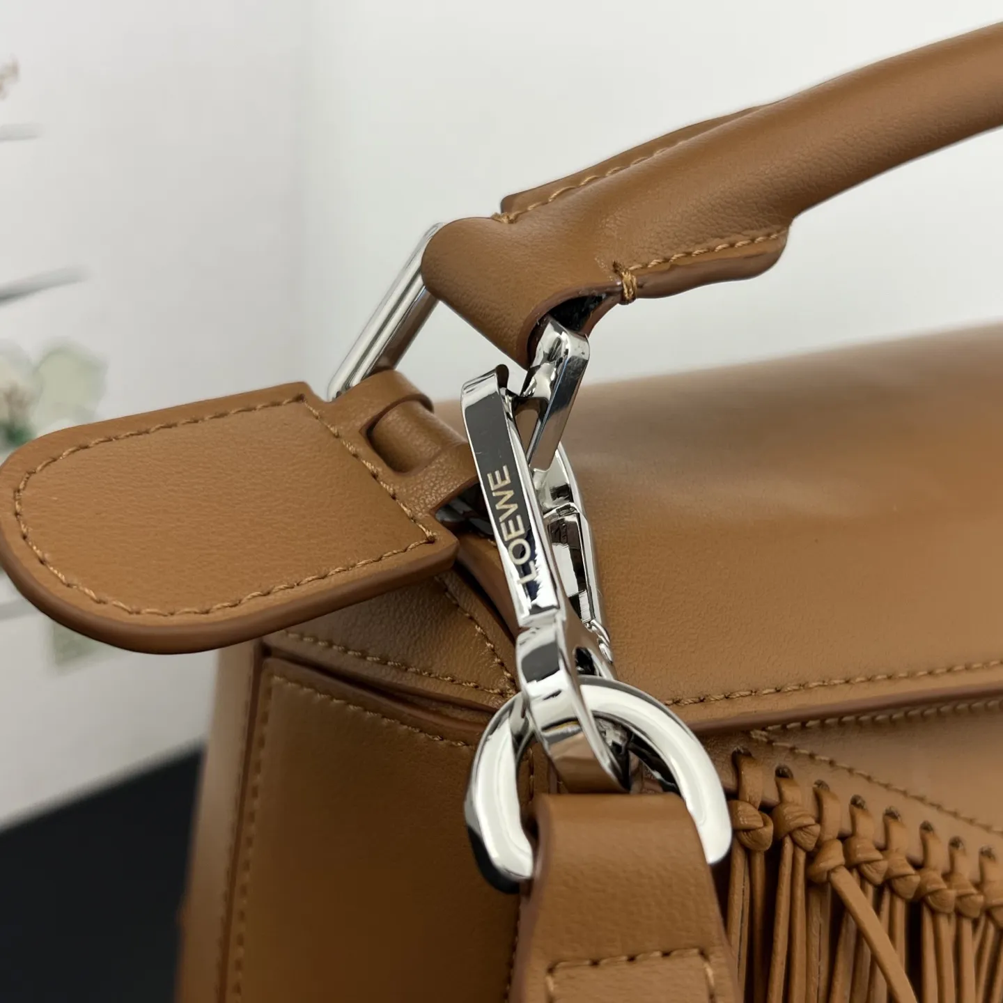 💰310 Loewe puzzle 新品 头层牛皮 流苏几何包 几何包型上的飘逸&ldquo;马鬃&rdquo; 今年的Puzzle，最妙的是包身上同色调的流苏装饰，就像骏马奔跑时飞扬的鬃毛，瞬间打破了Puzzle标志性几何拼接的冷静感，多了一份灵动和潇洒。黑白双色取自骏马灵感，更添一分别样的松弛和洒脱。尺寸 24&times;10.5&times;16.5cm 款号：193