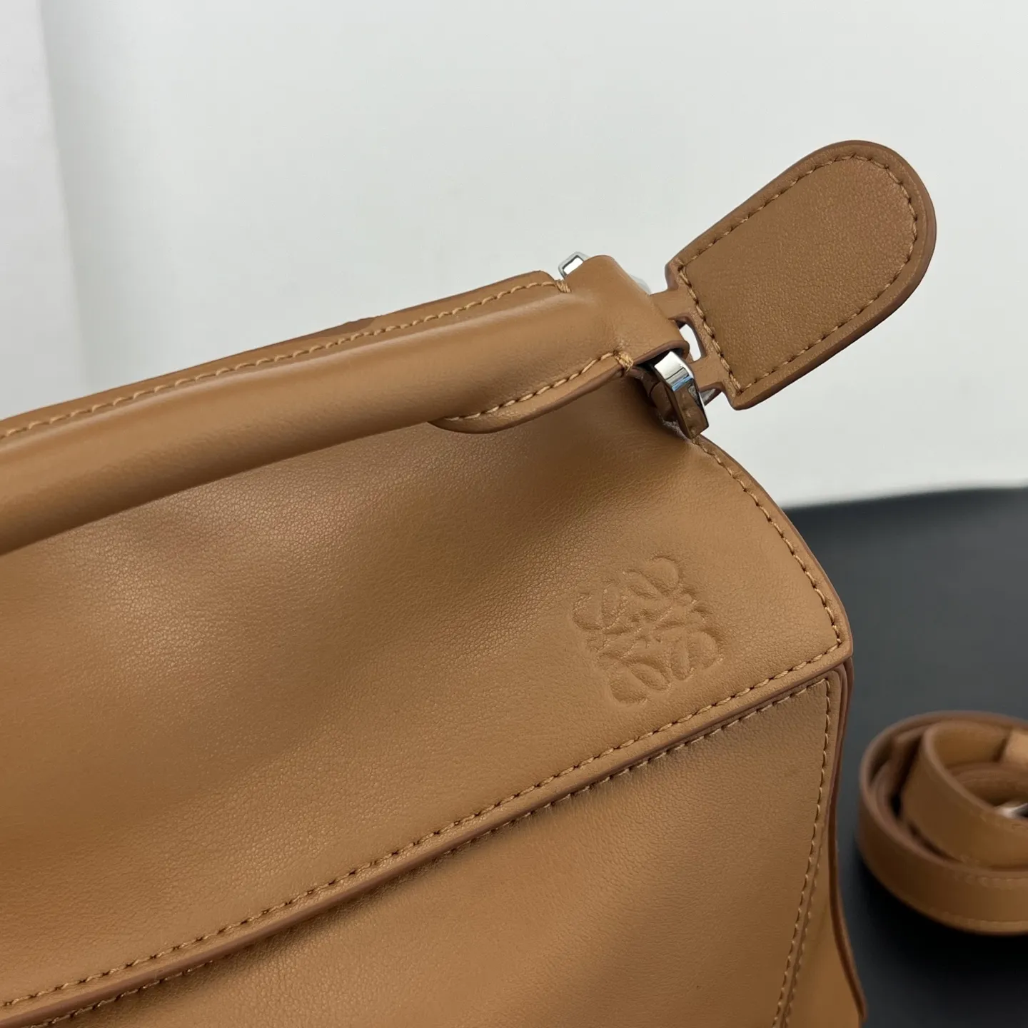 💰310 Loewe puzzle 新品 头层牛皮 流苏几何包 几何包型上的飘逸&ldquo;马鬃&rdquo; 今年的Puzzle，最妙的是包身上同色调的流苏装饰，就像骏马奔跑时飞扬的鬃毛，瞬间打破了Puzzle标志性几何拼接的冷静感，多了一份灵动和潇洒。黑白双色取自骏马灵感，更添一分别样的松弛和洒脱。尺寸 24&times;10.5&times;16.5cm 款号：193