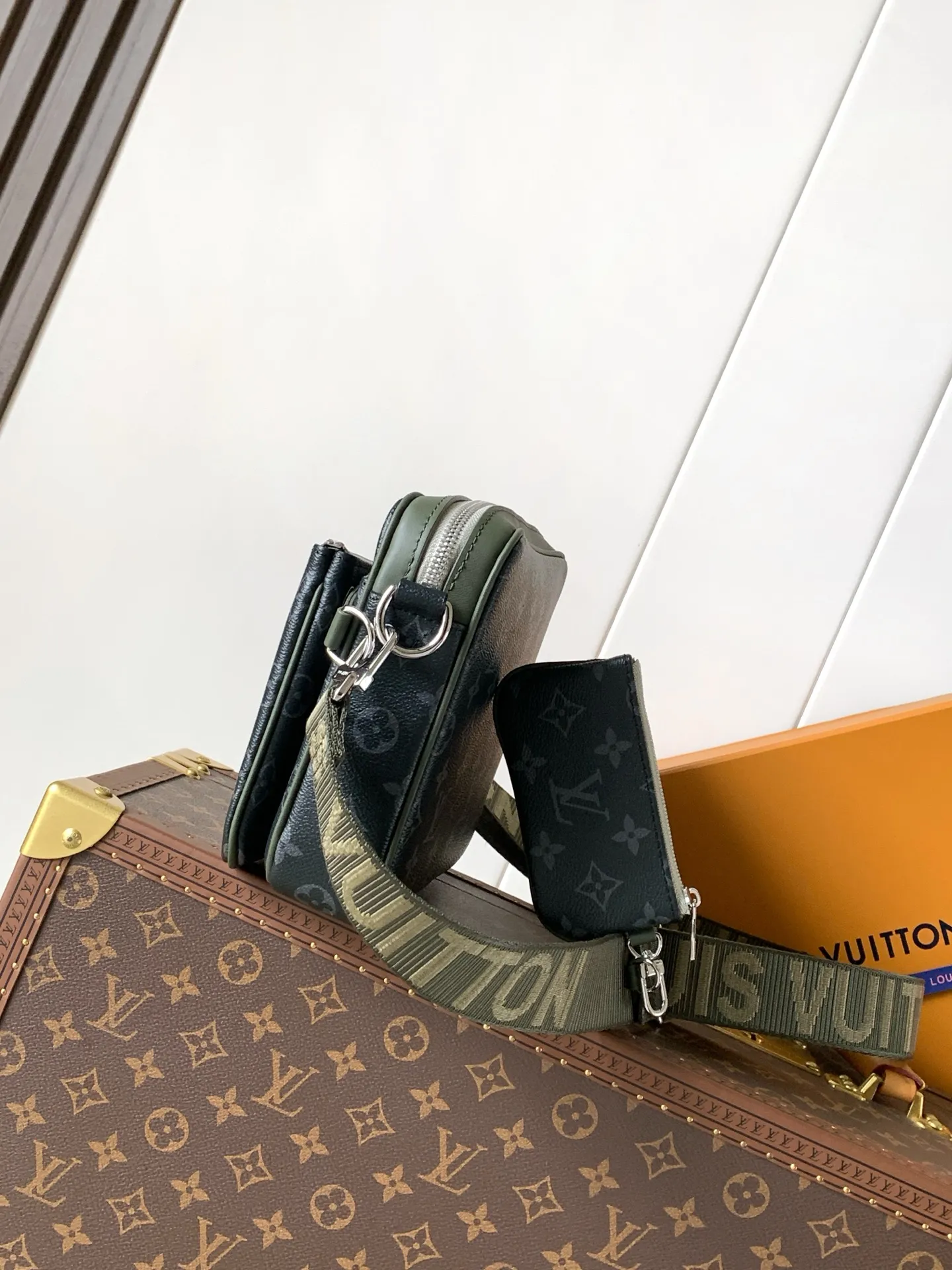 💰480 M28628 顶级原单 变码芯片163c 本款 Trio 邮差包结合 Monogram Eclipse 帆布和皮革饰边,灵感源自 2000 年代日本街头潮流。拉链袋和零钱袋均可拆卸,搭配宽敞主袋和路易威登标识织纹肩带,为运动造型提供时尚之选。 25 x 18.5 x 7CM (长度 x 高 x 宽) Monogram Eclipse 涂层帆布 牛皮革饰边 织物内衬 黄铜金属件 主袋配有前贴袋 内贴袋 肩带配有可拆卸小号零钱包 肩带:可拆卸,可调节 包带半长:40.0 厘米 包带半长可调至:64.0 厘米