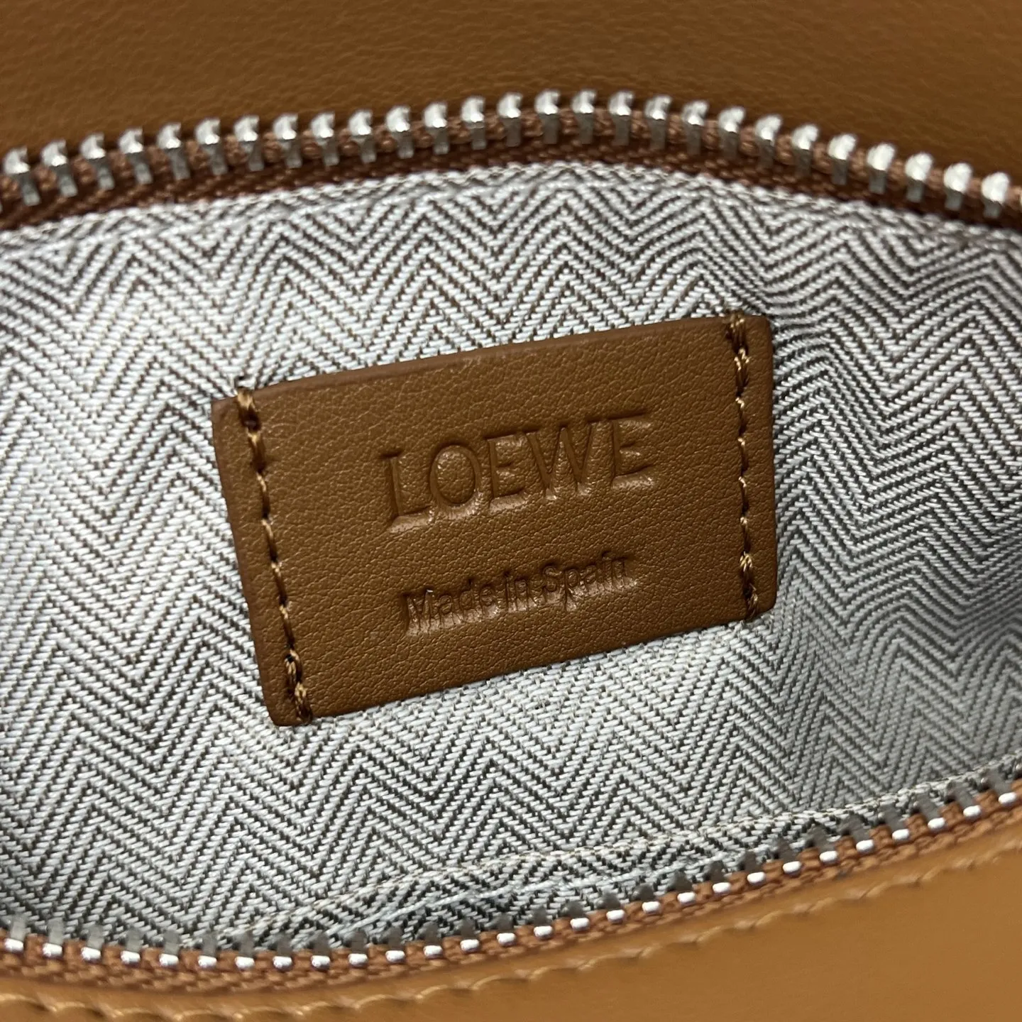 💰310 Loewe puzzle 新品 头层牛皮 流苏几何包 几何包型上的飘逸“马鬃” 今年的Puzzle,最妙的是包身上同色调的流苏装饰,就像骏马奔跑时飞扬的鬃毛,瞬间打破了Puzzle标志性几何拼接的冷静感,多了一份灵动和潇洒。黑白双色取自骏马灵感,更添一分别样的松弛和洒脱。尺寸 24×10.5×16.5cm 款号:193