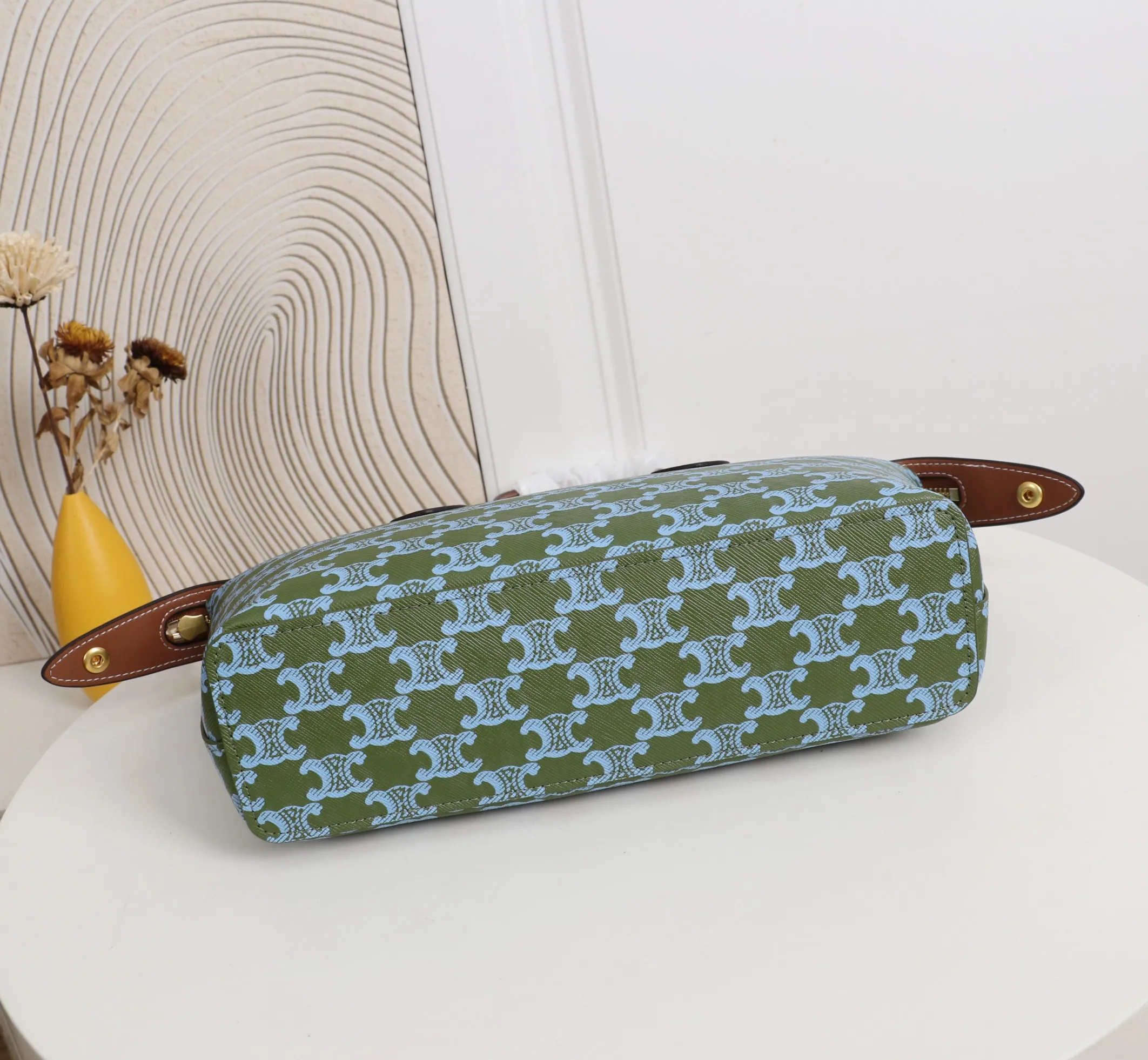 💰190 Celine 赛琳法棍包 尺寸:26*19*8cm 型号:8117小号