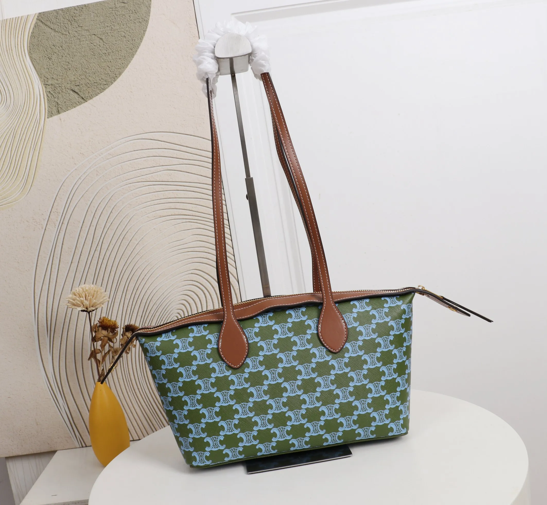 💰190 Celine 赛琳法棍包 尺寸:26*19*8cm 型号:8117小号