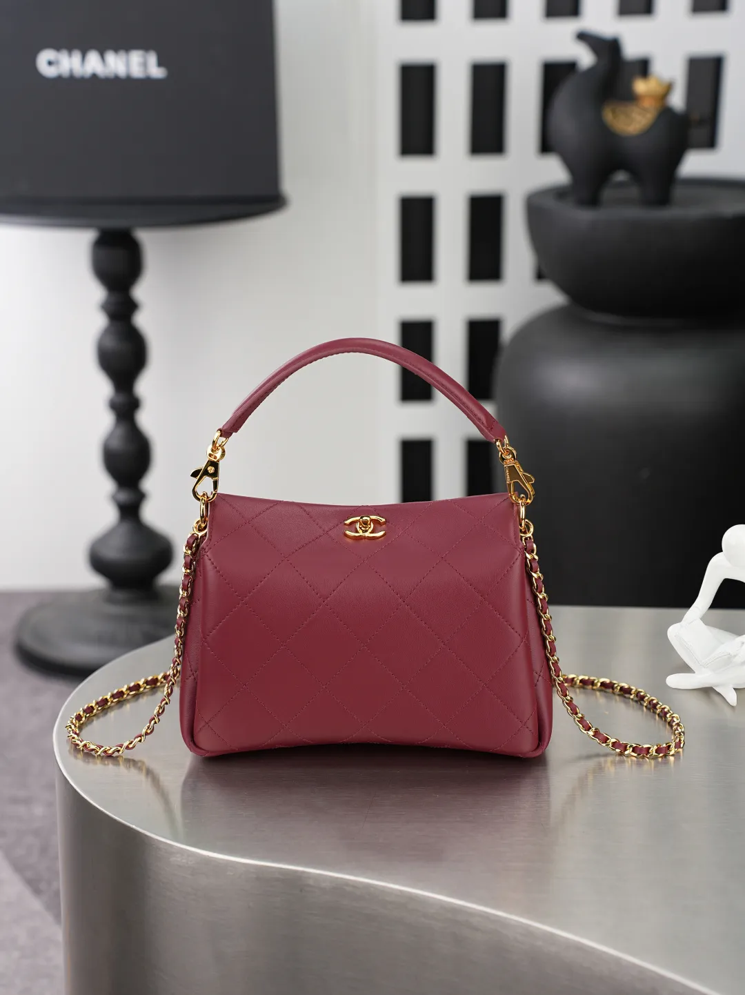 💼𝑪𝒉𝒂𝒏𝒆𝒍 𝟐𝟔𝑺 | 手提𝒉𝒐𝒃𝒐口盖包👜 💜独家背景💜实物实拍/顶级质量 ✨酒红色小羊皮手提包🍷，顺滑软质小羊皮搭配经典菱格绗缝🌼，亮金旋扣锁扣精致亮眼，配有可拆卸同皮手提柄与穿皮金属链条，手提斜挎两种背法自由切换，包身轮廓柔和饱满，内部多隔袋分区收纳，大容量满足日常出行，醇厚酒红优雅复古，通勤约会穿搭都适配，轻松塑造温婉大气的轻奢气质☀️。 款号：6255 颜色如图所示💝带包装盒 尺寸：𝟏𝟔&times;𝟐𝟑&times;𝟕.𝟓𝒄𝒎