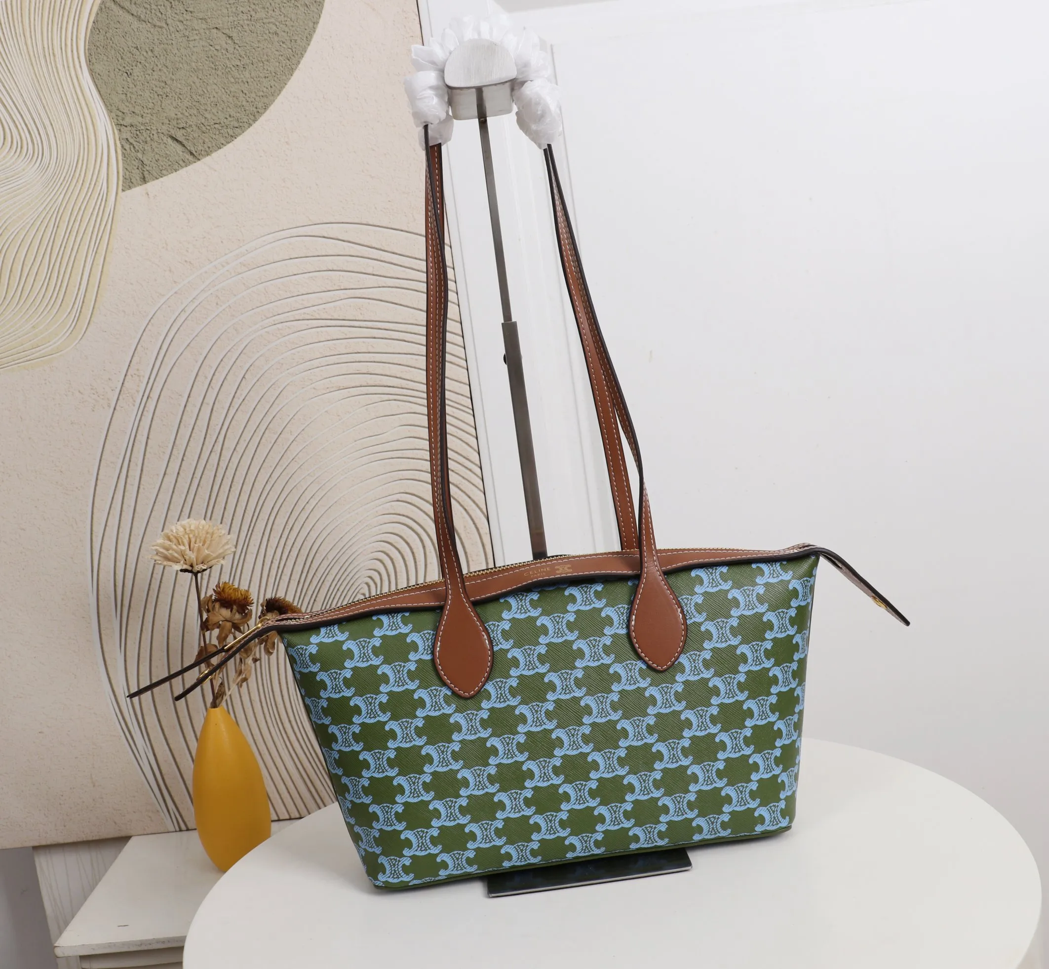 💰190 Celine 赛琳法棍包 尺寸:26*19*8cm 型号:8117小号