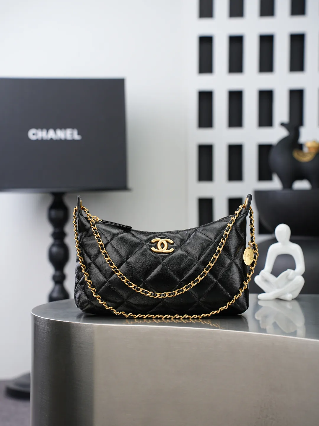 💼𝑪𝒉𝒂𝒏𝒆𝒍 𝟐𝟓𝑺 | 腋下包𝒉𝒐𝒃𝒐👜 💜独家背景💜实物实拍/顶级质量 ✨细腻饱满的黑色小羊皮🖤,触感柔软顺滑,菱格绗缝走线工整利落,自带低调复古氛围。搭配穿皮金属链条,解锁腋下、单肩多种背法。内里为同色系衬里,搭配烫金标识,分层隔袋设计,轻松容纳日常随身物品。哑光金五金温润高级,整体兼具实用与格调💫,是日常通勤的百搭单品。 款号:𝑨𝑺 𝟓𝟓𝟐𝟖黑色羊皮 尺寸:𝟏𝟕*𝟐𝟔*𝟖.𝟓𝒄𝒎/带包装盒