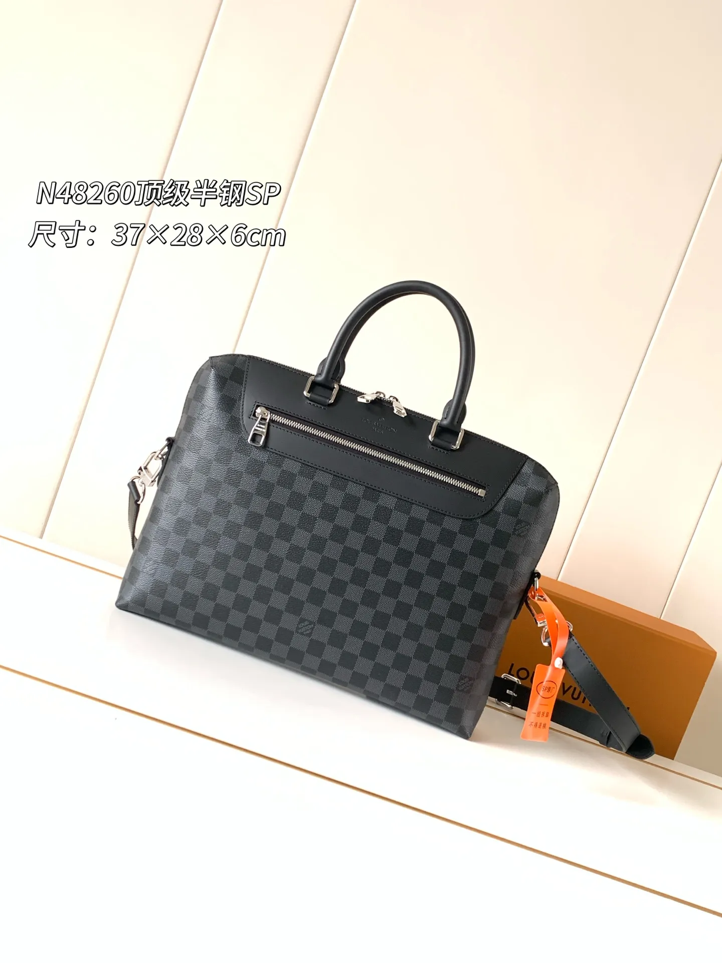 批💰520【顶级原厂半钢SP63c01变码芯片版】款号：N48260黑格 Porte-Documents Jour 公文包识辨了用采度极高的 Damier Cobalt 帆布，对比 Porte-Documents Voyage 旅袋行，此款公文包为更休闲、小巧。对而性男市都言，该款有具袋包很高度用实的，有多种背挎方式。包的袋口部前采用拉封链口，可以容台一纳15英寸的笔记脑电本。37.0x28.0x6.0cm:37.0x28.0x6.0cm