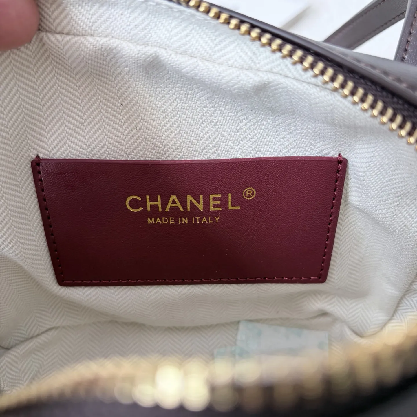 💰220 OHANEL🚩🚩🚩26C夜腋下包，🌟选用柔软麂皮，🤩触感细腻，质感低调高级。皮质肩带+双C标志，品牌辨识度满分!拉链袋口设计更加实用，安全又方便，尺寸适中，通勤或出街都很百搭。搭配各种衣服、针织衫超有氛围感，复古又时髦，轻松提升穿搭质感设计！ 尺寸：18-13.5-6.5vm 款号：9185 材质：咖啡牛皮