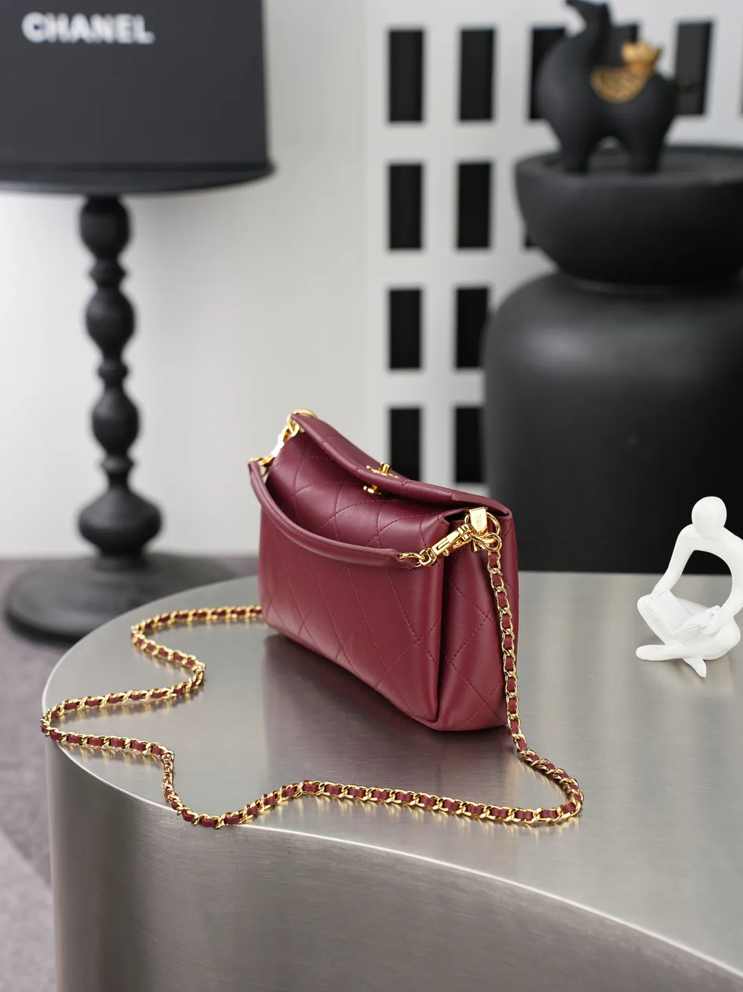 💼𝑪𝒉𝒂𝒏𝒆𝒍 𝟐𝟔𝑺 | 手提𝒉𝒐𝒃𝒐口盖包👜 💜独家背景💜实物实拍/顶级质量 ✨酒红色小羊皮手提包🍷，顺滑软质小羊皮搭配经典菱格绗缝🌼，亮金旋扣锁扣精致亮眼，配有可拆卸同皮手提柄与穿皮金属链条，手提斜挎两种背法自由切换，包身轮廓柔和饱满，内部多隔袋分区收纳，大容量满足日常出行，醇厚酒红优雅复古，通勤约会穿搭都适配，轻松塑造温婉大气的轻奢气质☀️。 款号：6255 颜色如图所示💝带包装盒 尺寸：𝟏𝟔&times;𝟐𝟑&times;𝟕.𝟓𝒄𝒎