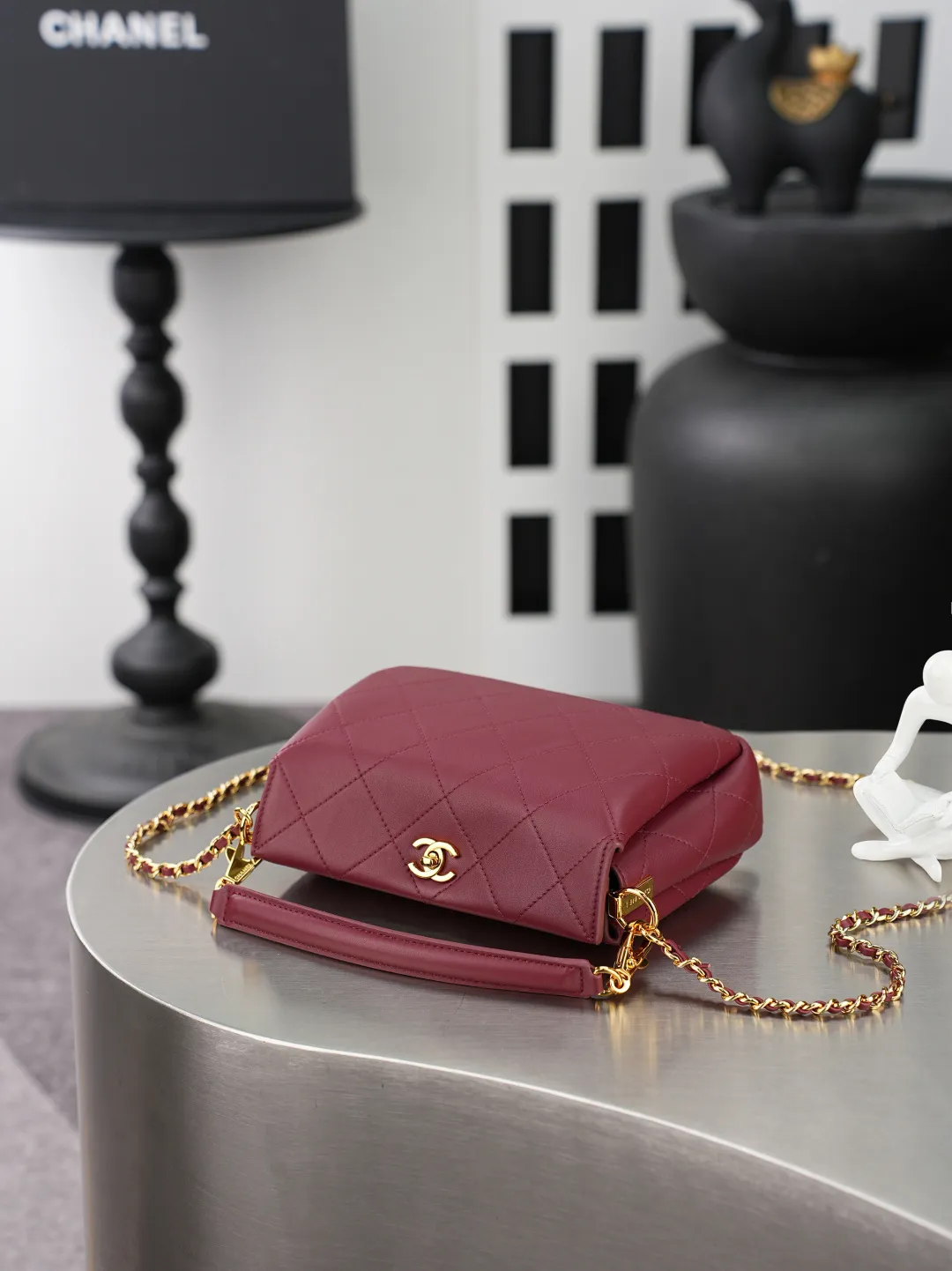 💼𝑪𝒉𝒂𝒏𝒆𝒍 𝟐𝟔𝑺 | 手提𝒉𝒐𝒃𝒐口盖包👜 💜独家背景💜实物实拍/顶级质量 ✨酒红色小羊皮手提包🍷，顺滑软质小羊皮搭配经典菱格绗缝🌼，亮金旋扣锁扣精致亮眼，配有可拆卸同皮手提柄与穿皮金属链条，手提斜挎两种背法自由切换，包身轮廓柔和饱满，内部多隔袋分区收纳，大容量满足日常出行，醇厚酒红优雅复古，通勤约会穿搭都适配，轻松塑造温婉大气的轻奢气质☀️。 款号：6255 颜色如图所示💝带包装盒 尺寸：𝟏𝟔&times;𝟐𝟑&times;𝟕.𝟓𝒄𝒎