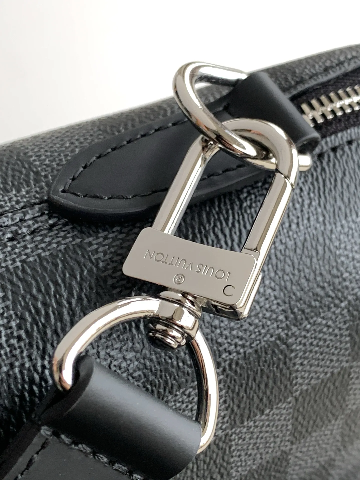 批💰520【顶级原厂半钢SP63c01变码芯片版】款号:N48260黑格 Porte-Documents Jour 公文包识辨了用采度极高的 Damier Cobalt 帆布,对比 Porte-Documents Voyage 旅袋行,此款公文包为更休闲、小巧。对而性男市都言,该款有具袋包很高度用实的,有多种背挎方式。包的袋口部前采用拉封链口,可以容台一纳15英寸的笔记脑电本。37.0x28.0x6.0cm:37.0x28.0x6.0cm