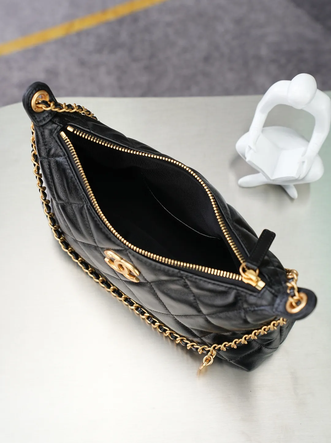 💼𝑪𝒉𝒂𝒏𝒆𝒍 𝟐𝟓𝑺 | 腋下包𝒉𝒐𝒃𝒐👜 💜独家背景💜实物实拍/顶级质量 ✨细腻饱满的黑色小羊皮🖤,触感柔软顺滑,菱格绗缝走线工整利落,自带低调复古氛围。搭配穿皮金属链条,解锁腋下、单肩多种背法。内里为同色系衬里,搭配烫金标识,分层隔袋设计,轻松容纳日常随身物品。哑光金五金温润高级,整体兼具实用与格调💫,是日常通勤的百搭单品。 款号:𝑨𝑺 𝟓𝟓𝟐𝟖黑色羊皮 尺寸:𝟏𝟕*𝟐𝟔*𝟖.𝟓𝒄𝒎/带包装盒