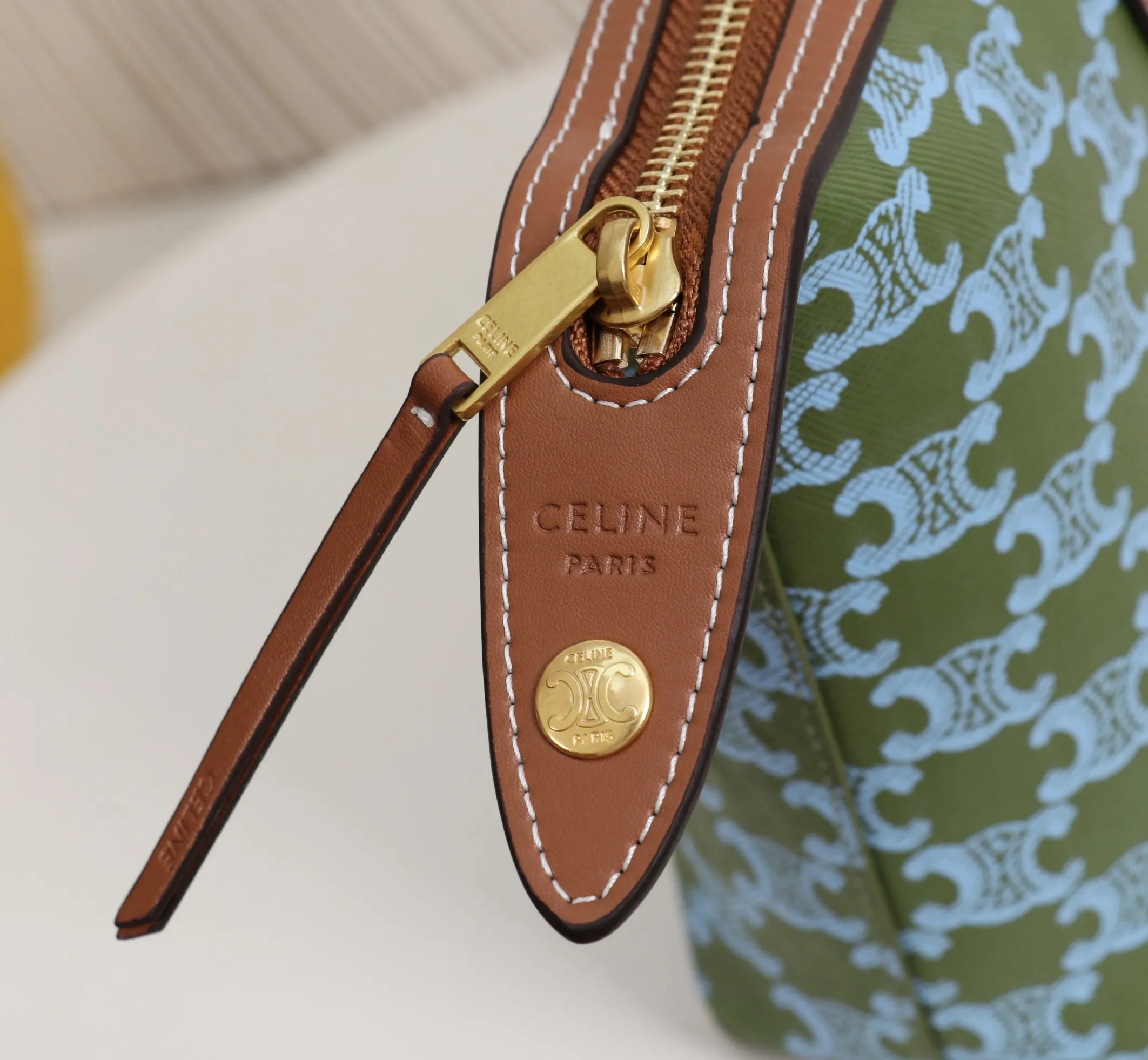 💰190 Celine 赛琳法棍包 尺寸:26*19*8cm 型号:8117小号