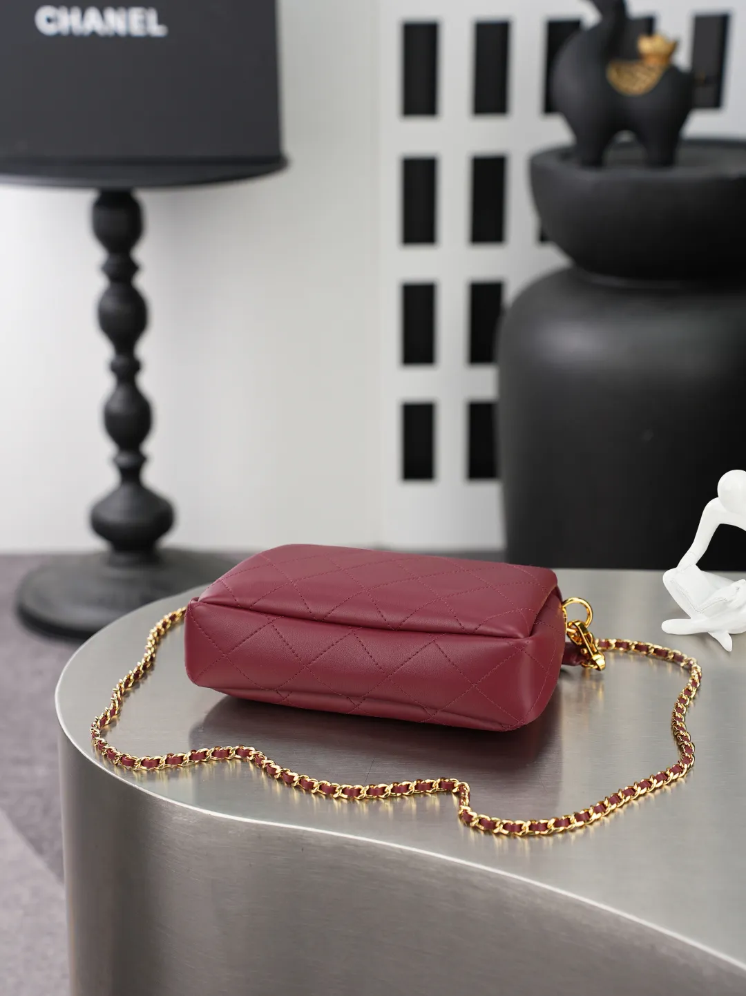 💼𝑪𝒉𝒂𝒏𝒆𝒍 𝟐𝟔𝑺 | 手提𝒉𝒐𝒃𝒐口盖包👜 💜独家背景💜实物实拍/顶级质量 ✨酒红色小羊皮手提包🍷，顺滑软质小羊皮搭配经典菱格绗缝🌼，亮金旋扣锁扣精致亮眼，配有可拆卸同皮手提柄与穿皮金属链条，手提斜挎两种背法自由切换，包身轮廓柔和饱满，内部多隔袋分区收纳，大容量满足日常出行，醇厚酒红优雅复古，通勤约会穿搭都适配，轻松塑造温婉大气的轻奢气质☀️。 款号：6255 颜色如图所示💝带包装盒 尺寸：𝟏𝟔&times;𝟐𝟑&times;𝟕.𝟓𝒄𝒎