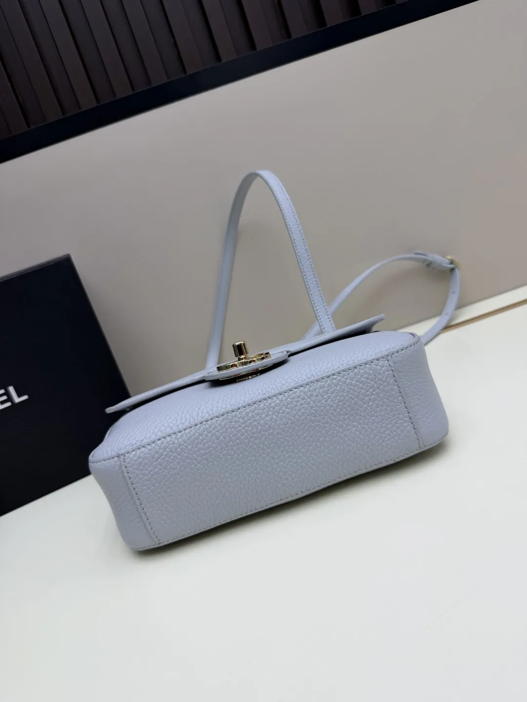 新款批230。𝐂𝐡𝐚𝐧𝐞𝐥 𝟐𝟔𝐁 𝐂𝐅口盖包𝐦𝐢𝐧𝐢 黑金 𝟐𝟔𝐁 新13x20x6cm𝐦𝐢𝐧𝐢口盖包🔥前几季的𝐦𝐚𝐱𝐢13x20x6cm大受欢迎！ 𝐆𝐃明星机场包同款！小13x20x6cm更加精致！小小一只显可爱😍 依旧是𝐦𝐚𝐱𝐢 𝐅𝐥𝐚𝐩的简约设计和皮质🐂；手感软糯自带松弛感；背面带口袋；淡金色五金低调奢华～ 𝟐𝟎𝐜𝐦的13x20x6cm日常实用✔️ 小个子也轻松驾驭、肩带长度可以调节、单肩斜跨都🉑！ 这么卷的小包还等什么！！ 款号:060 13x20x6cm：13x20x6cm