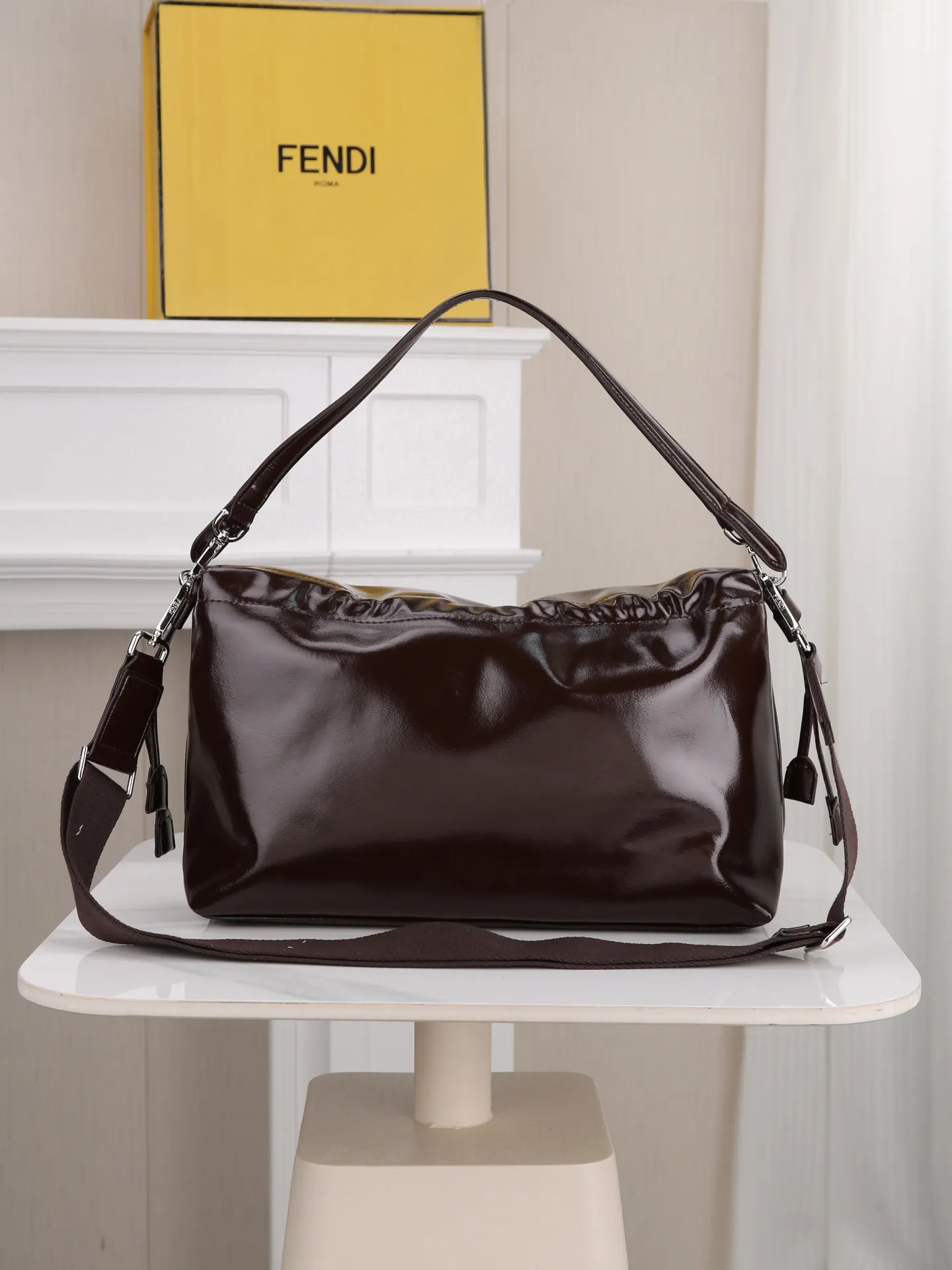💰230 型号1122 配折叠盒 芬迪Fendi Flux信使包 🖤Fendi Flux信使包,简约大气设计,搭配标志性金属“F”扣,辨识度超高✨。抽绳+翻盖双重开合,安全又方便。肩带可调节,支持手提、单肩、斜挎多种背法,通勤休闲都OK!内部空间超大,日常物品轻松装下,实用又时髦,是功能与设计感兼具的高端包包💼 尺寸35 22