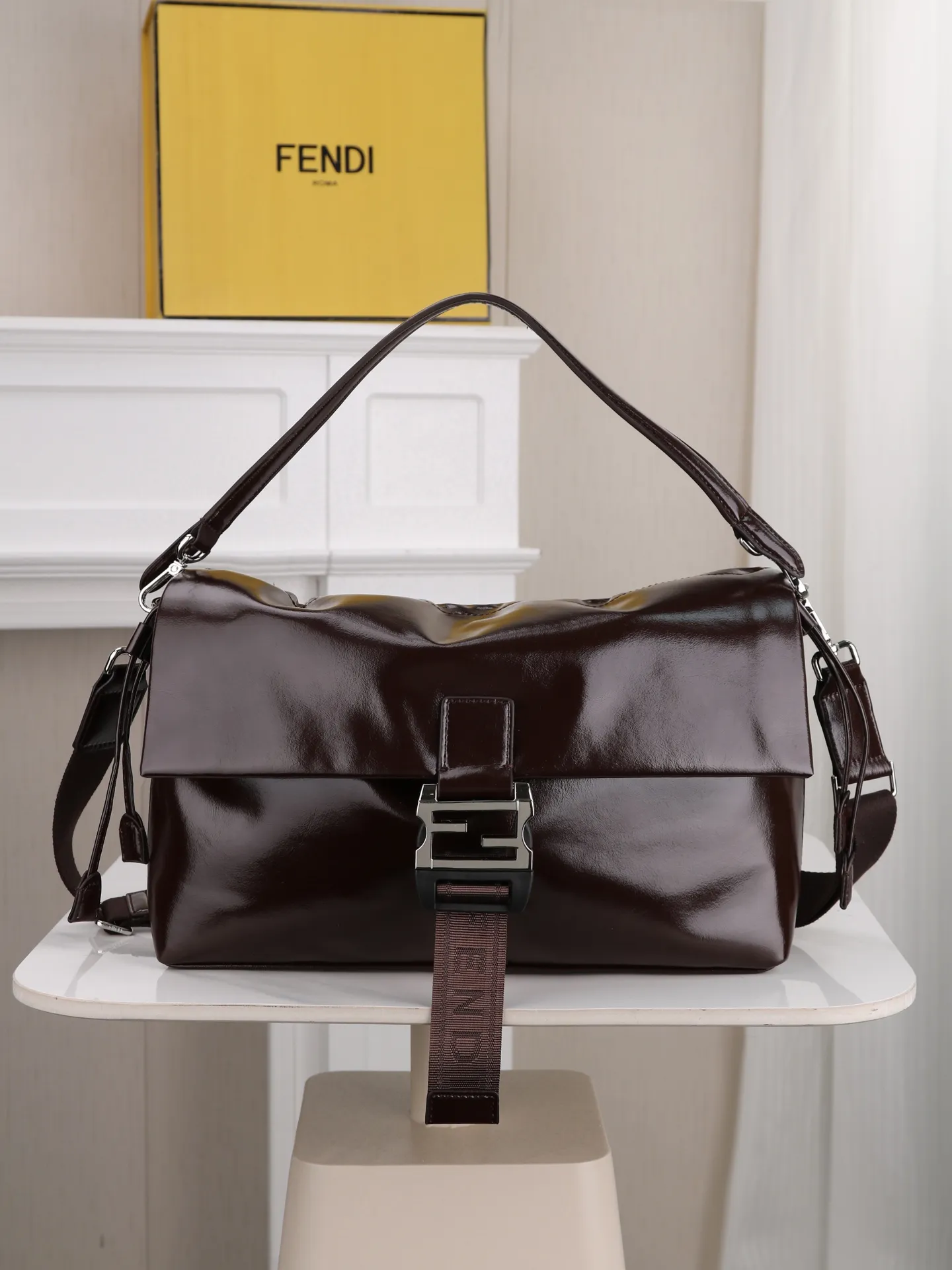 💰230 型号1122 配折叠盒 芬迪Fendi Flux信使包 🖤Fendi Flux信使包,简约大气设计,搭配标志性金属“F”扣,辨识度超高✨。抽绳+翻盖双重开合,安全又方便。肩带可调节,支持手提、单肩、斜挎多种背法,通勤休闲都OK!内部空间超大,日常物品轻松装下,实用又时髦,是功能与设计感兼具的高端包包💼 尺寸35 22