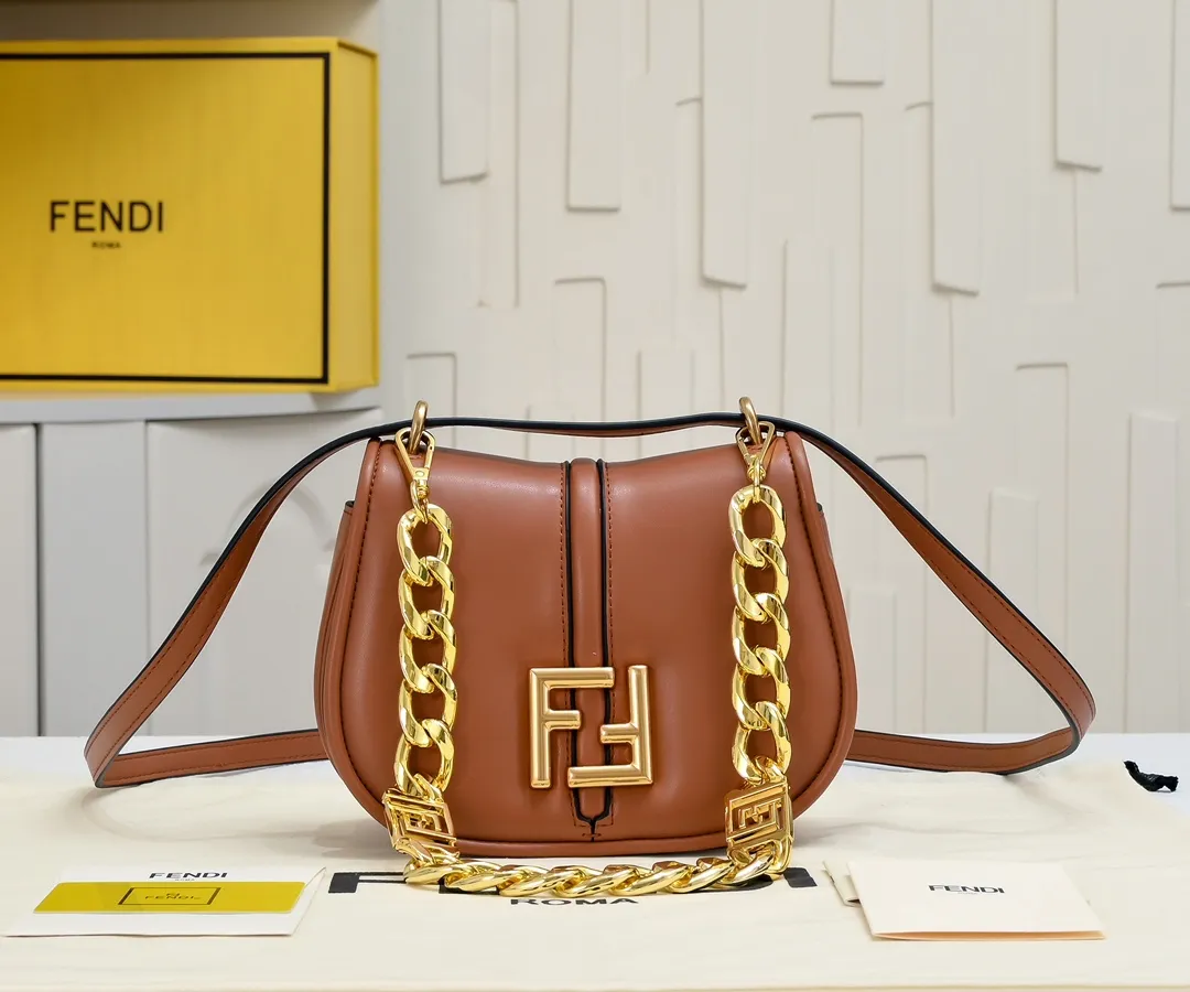 💰200 链子⛓➕30，型号6651，Fendi C&lsquo;mon系列 手袋微微复古风 翻盖设计老花材质配FF字样磁扣开合方便使用 流畅柔美的线条感设计简约百搭！优雅大方 肩带可提供多种背法 21x6x20cm21x6x20cm