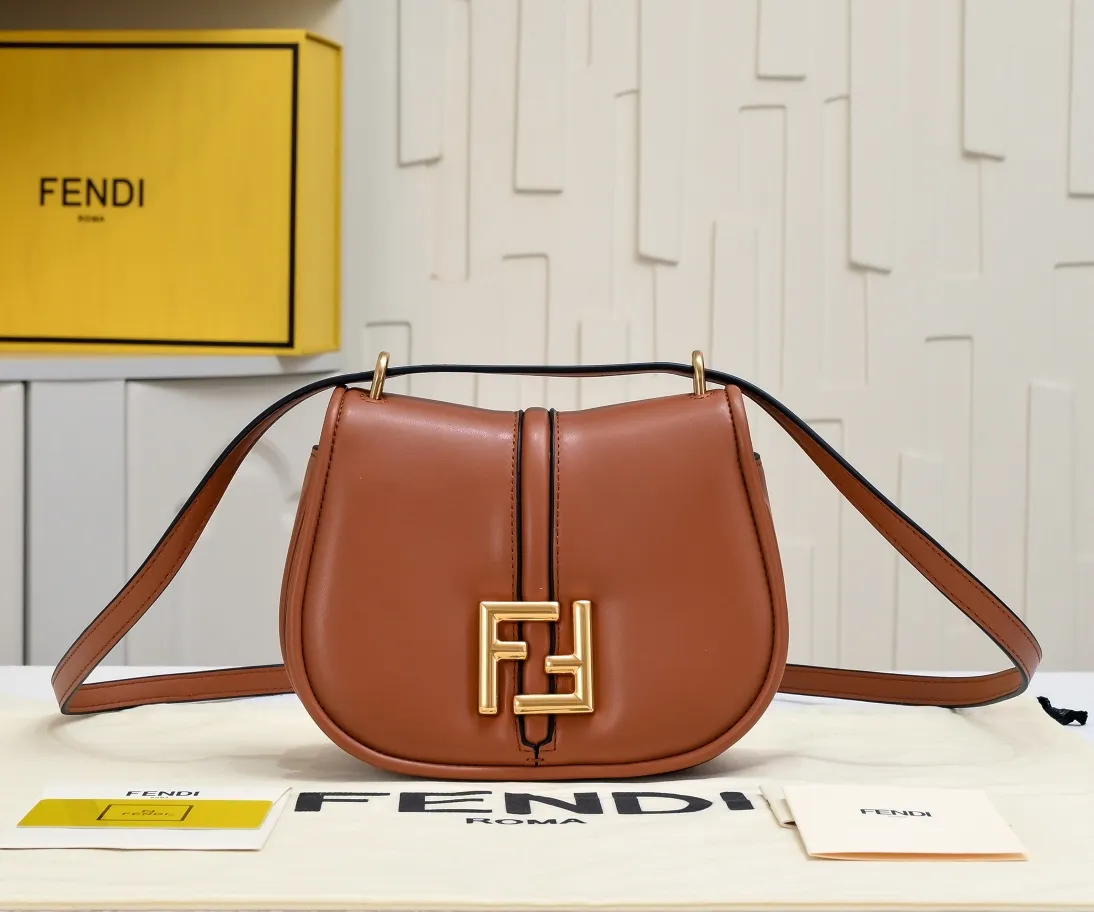 💰200 链子⛓➕30,型号6651,Fendi C‘mon系列 手袋微微复古风 翻盖设计老花材质配FF字样磁扣开合方便使用 流畅柔美的线条感设计简约百搭!优雅大方 肩带可提供多种背法 21x6x20cm21x6x20cm