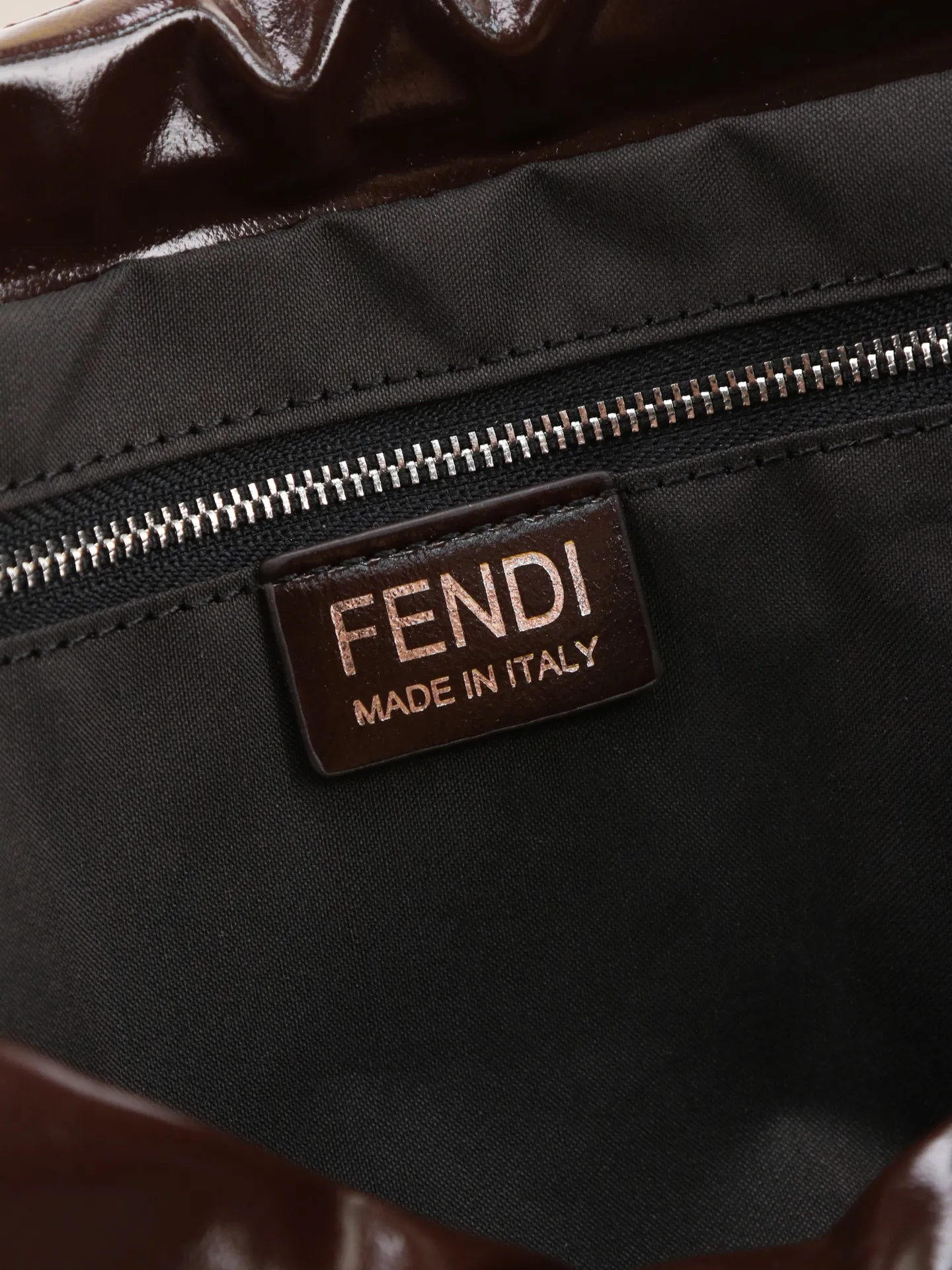 💰230 型号1122 配折叠盒 芬迪Fendi Flux信使包​​ 🖤Fendi Flux信使包，简约大气设计，搭配标志性金属&ldquo;F&rdquo;扣，辨识度超高✨。抽绳+翻盖双重开合，安全又方便。肩带可调节，支持手提、单肩、斜挎多种背法，通勤休闲都OK！内部空间超大，日常物品轻松装下，实用又时髦，是功能与设计感兼具的高端包包💼 尺寸35 22