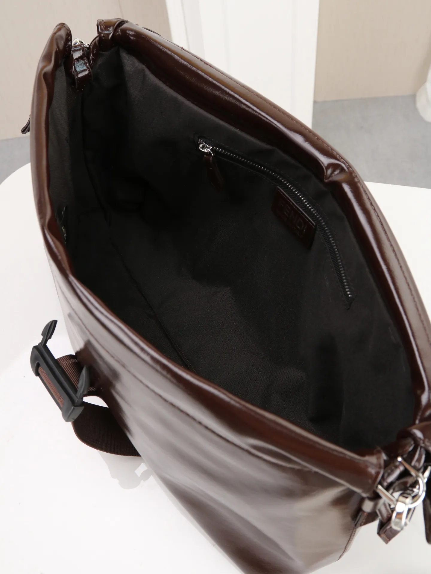 💰230 型号1122 配折叠盒 芬迪Fendi Flux信使包​​ 🖤Fendi Flux信使包，简约大气设计，搭配标志性金属&ldquo;F&rdquo;扣，辨识度超高✨。抽绳+翻盖双重开合，安全又方便。肩带可调节，支持手提、单肩、斜挎多种背法，通勤休闲都OK！内部空间超大，日常物品轻松装下，实用又时髦，是功能与设计感兼具的高端包包💼 尺寸35 22