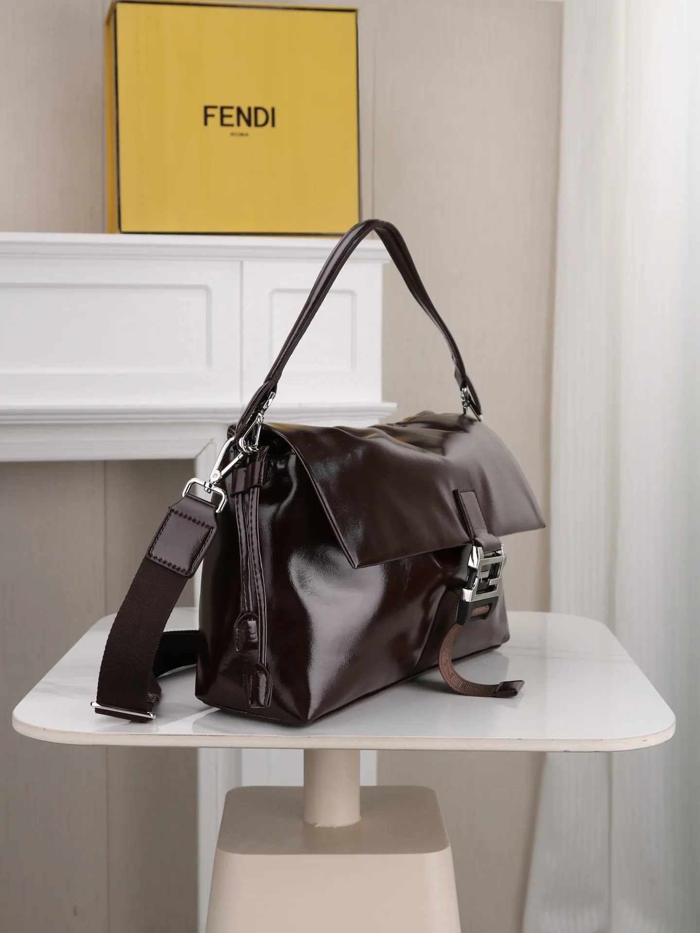 💰230 型号1122 配折叠盒 芬迪Fendi Flux信使包​​ 🖤Fendi Flux信使包，简约大气设计，搭配标志性金属&ldquo;F&rdquo;扣，辨识度超高✨。抽绳+翻盖双重开合，安全又方便。肩带可调节，支持手提、单肩、斜挎多种背法，通勤休闲都OK！内部空间超大，日常物品轻松装下，实用又时髦，是功能与设计感兼具的高端包包💼 尺寸35 22