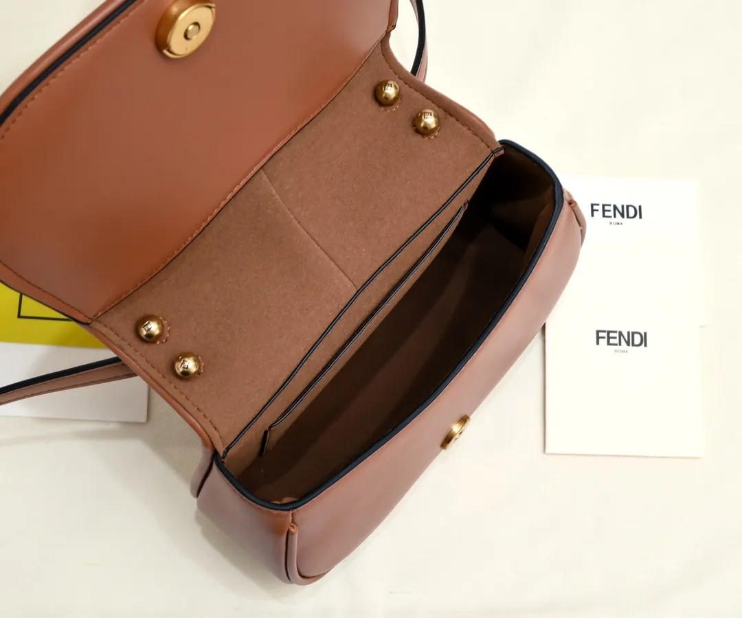 💰200 链子⛓➕30，型号6651，Fendi C&lsquo;mon系列 手袋微微复古风 翻盖设计老花材质配FF字样磁扣开合方便使用 流畅柔美的线条感设计简约百搭！优雅大方 肩带可提供多种背法 21x6x20cm21x6x20cm