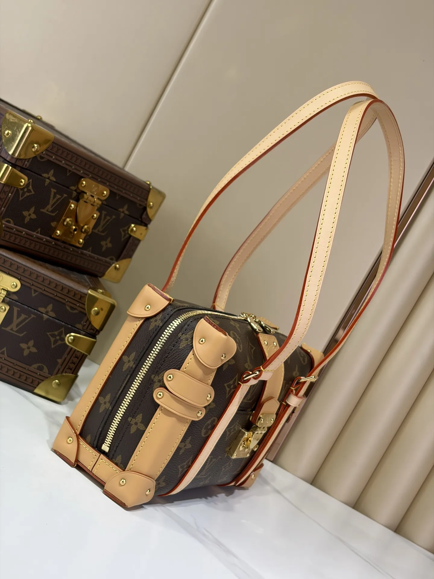 复刻独家实拍📷【 Malle de Jour 单肩盒子 手袋】M3A169老花(钢五金) 取材经典 Monogram 帆布,为 Petite Malle 设计演绎日间风尚。金属铆钉、边角与 S-lock 锁扣致意路易威登硬箱渊源,VVN 饰边勾勒工致之笔,肩带可按需调整垂坠长度,宽敞内里轻松容纳日常所需。 尺寸:24 x 15 x 8 厘米 (长度 x 高 x 宽)