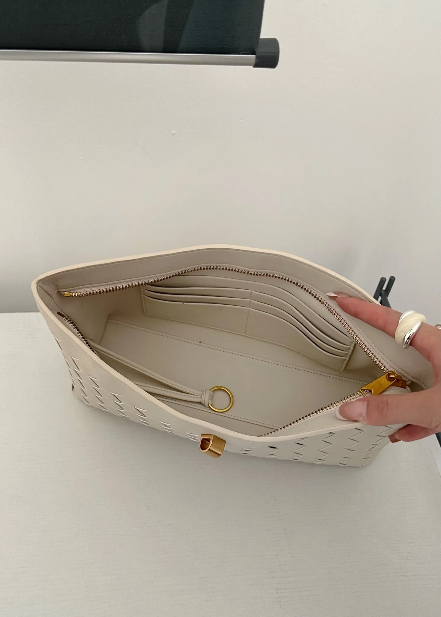 💰250 🌿新款Andiamo手拿包&mdash;米白 #精致度拉满的一款手拿包，男女通用。采用经典编织工艺＋复古绳结金属扣，是整只包视觉亮点，高级贵气感十足✨！包口以平整光面皮收边，和编织形成肌理对比。隐藏式拉链开合，功能超多卡位和钥匙环，实用又时髦！可当手拿包或夹腋下，通勤晚宴双适配～～ 31x16x8cm：31x16x8cm 材质：牛皮 款号：6135
