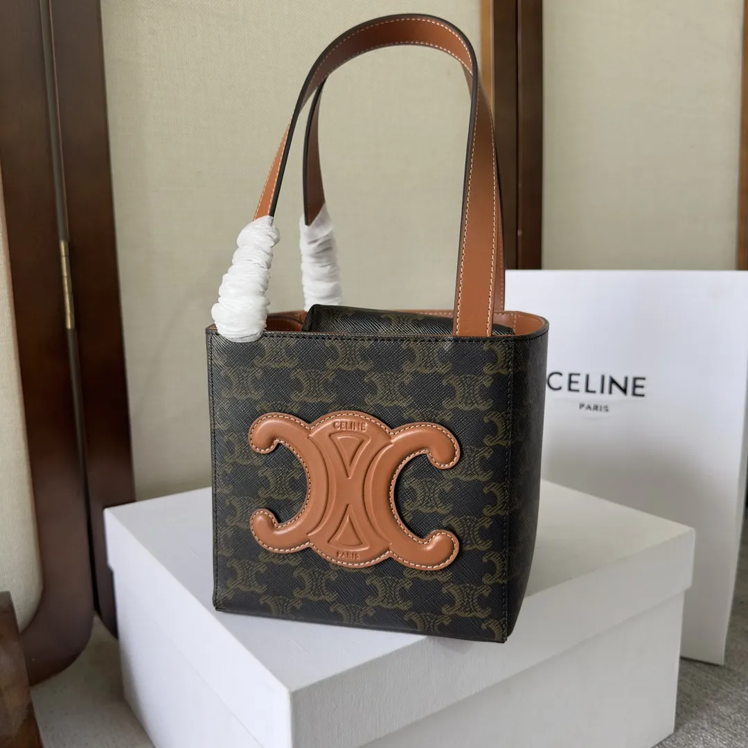 💰480 新品上线✅✅ BELINE 2022春夏季主打CuirTriomphe手袋， CuirTriomphe系列手袋，延续凯旋徽标皮革贴片为标志性元素，推出全新Cube立方体包， 营造出俏皮又轻快的氛围‼️ 这只Cube包包采用「15x15x15cm」的立方体15x15x15cm，像是用老花帆布制作的一个小礼盒，极具特色。 搭配上：灵动百搭款，怎么混搭都🉑️ 容量上：容量很大，虽然没有拉链，但是配有个小钱包，贵重物品也不怕丢 款号：199202 (配原版包装) 15x15x15cm：15-15-15