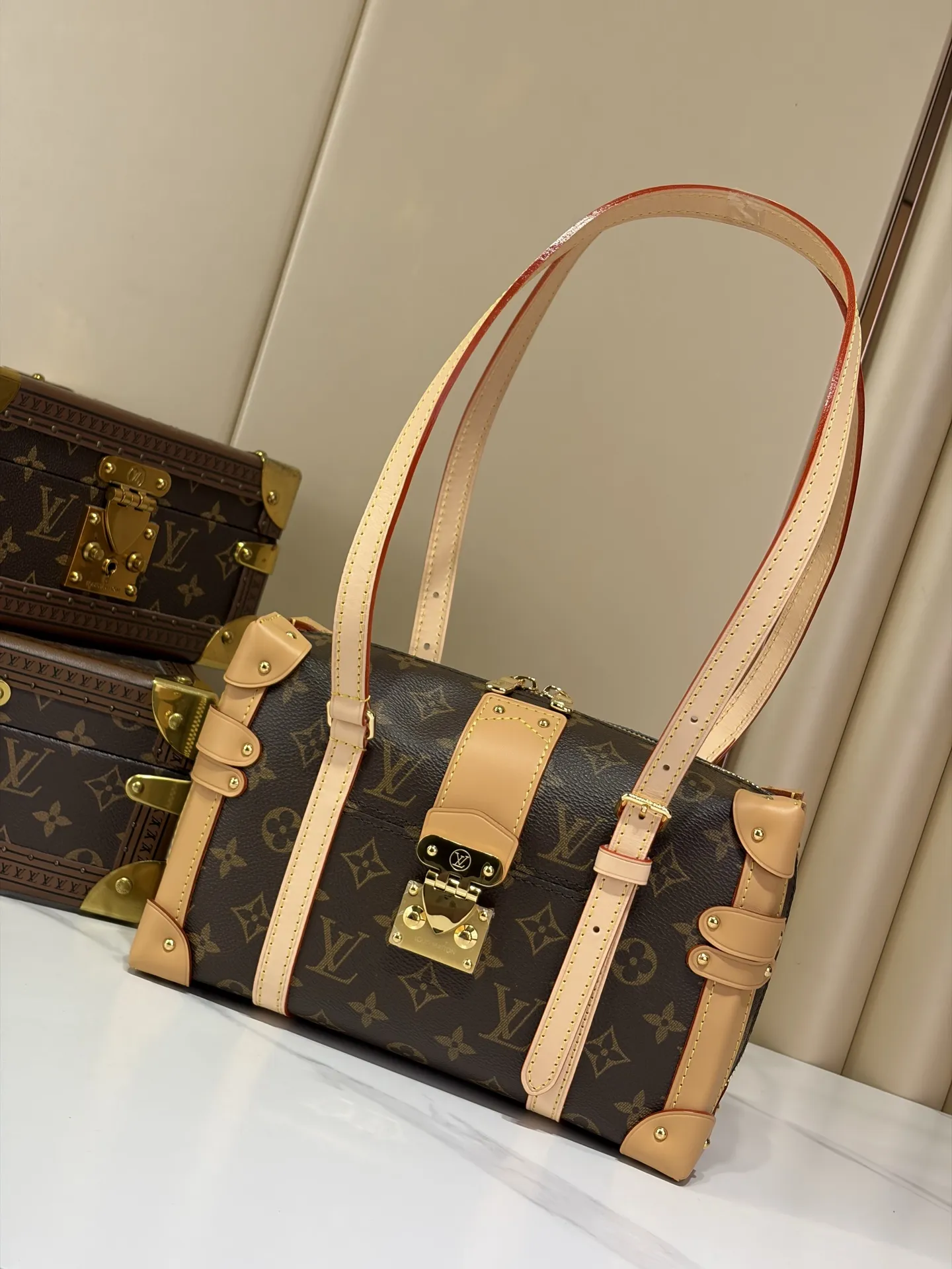 复刻独家实拍📷【 Malle de Jour 单肩盒子 手袋】M3A169老花(钢五金) 取材经典 Monogram 帆布,为 Petite Malle 设计演绎日间风尚。金属铆钉、边角与 S-lock 锁扣致意路易威登硬箱渊源,VVN 饰边勾勒工致之笔,肩带可按需调整垂坠长度,宽敞内里轻松容纳日常所需。 尺寸:24 x 15 x 8 厘米 (长度 x 高 x 宽)