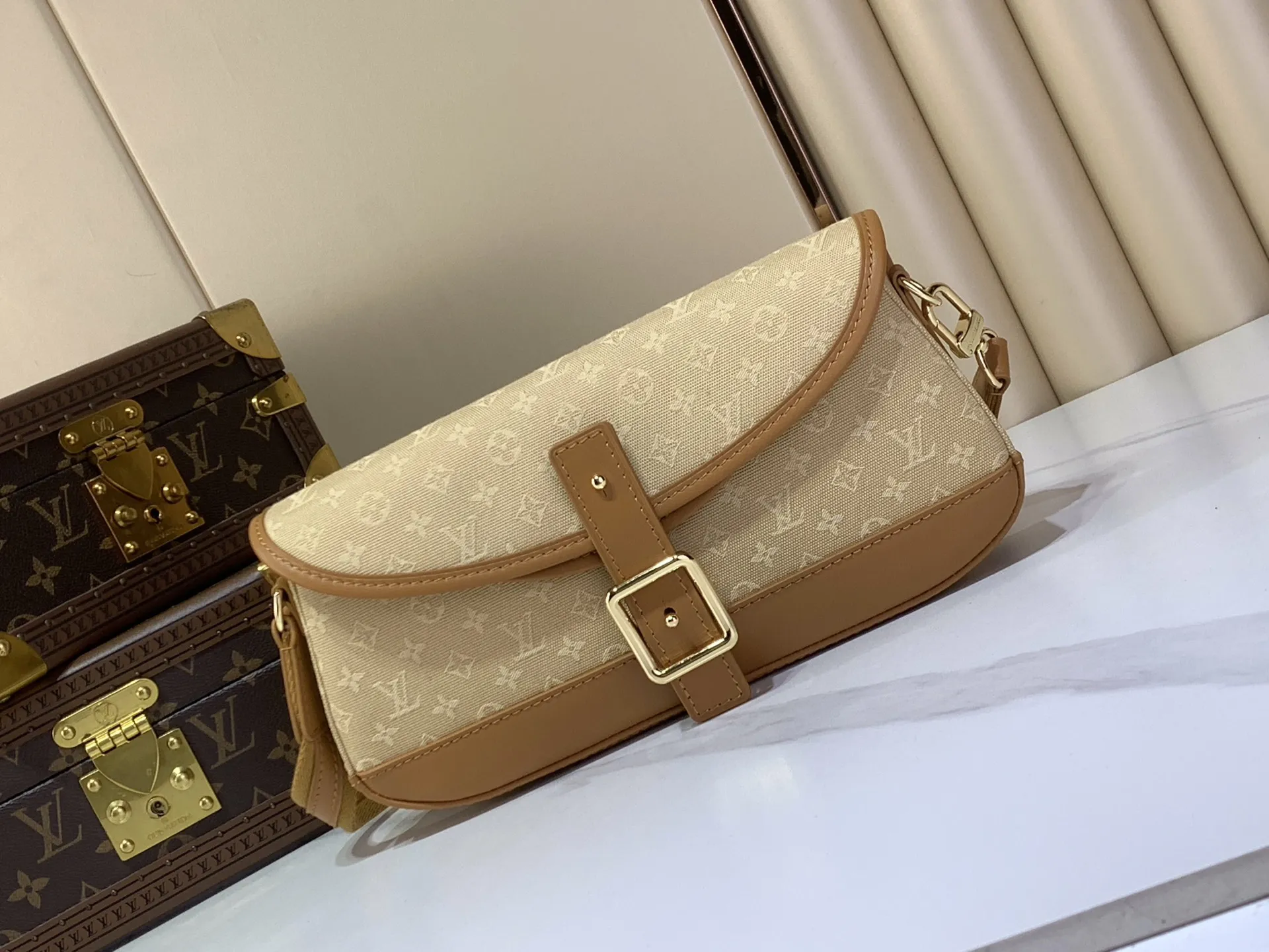 出厂价460-50【海外顶级原单 Vintagelv 中古手袋 】M92693绿色 92692深蓝色 92690灰蓝色 92691树莓粉 92694黄色 (丹宁牛仔)\n\n法棍腋下包 元宝包 Vintagelv手袋取材Monogram棉质丹宁布,展现了路易威登自然的优雅气质。随意单肩手提更显时尚感染力,精致的牛皮饰边勾勒出极富女人味的外形。\n\n26x12x3cm:26x12x3cm