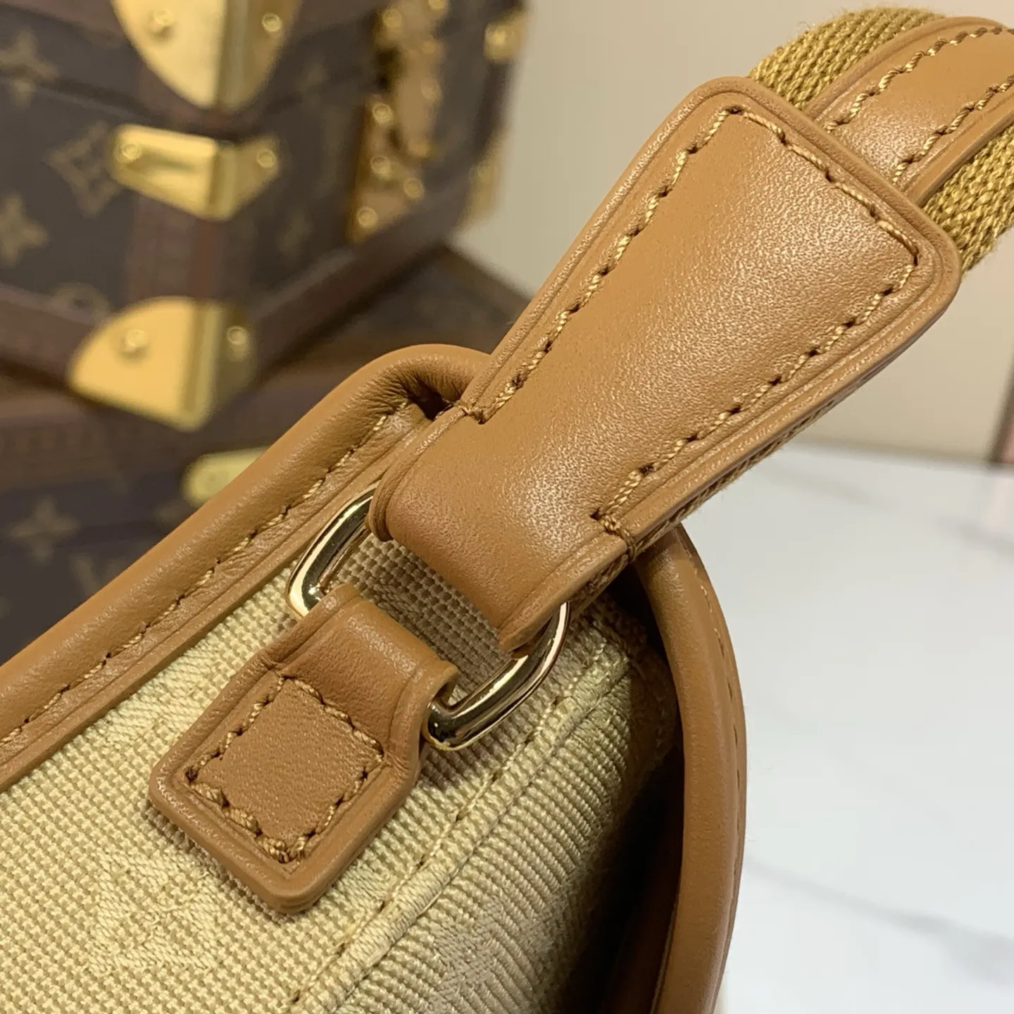 出厂价460-50【海外顶级原单 Vintagelv 中古手袋 】M92693绿色 92692深蓝色 92690灰蓝色 92691树莓粉 92694黄色 (丹宁牛仔)\n\n法棍腋下包 元宝包 Vintagelv手袋取材Monogram棉质丹宁布,展现了路易威登自然的优雅气质。随意单肩手提更显时尚感染力,精致的牛皮饰边勾勒出极富女人味的外形。\n\n26x12x3cm:26x12x3cm