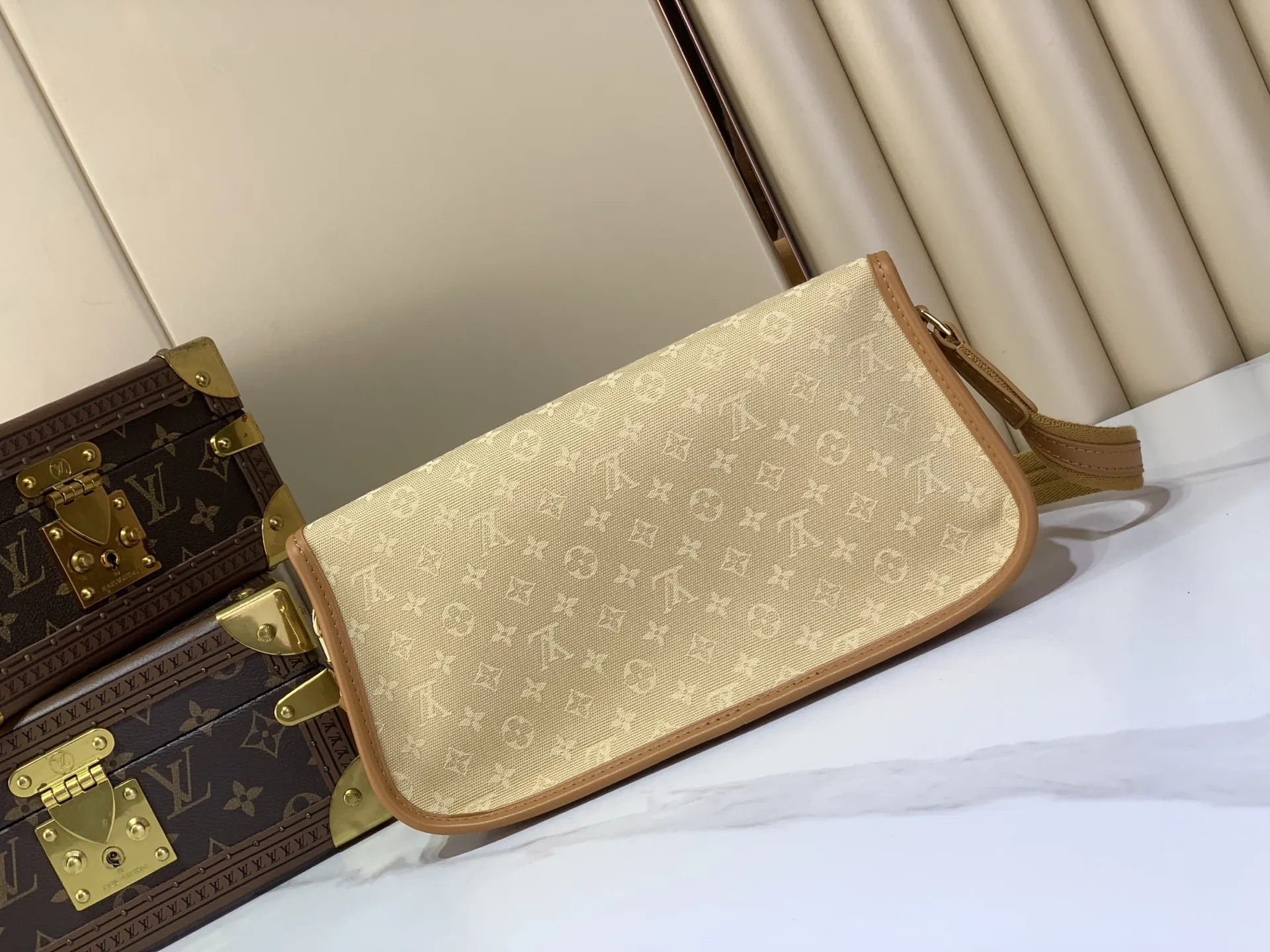 出厂价460-50【海外顶级原单 Vintagelv 中古手袋 】M92693绿色 92692深蓝色 92690灰蓝色 92691树莓粉 92694黄色 (丹宁牛仔)\n\n法棍腋下包 元宝包 Vintagelv手袋取材Monogram棉质丹宁布,展现了路易威登自然的优雅气质。随意单肩手提更显时尚感染力,精致的牛皮饰边勾勒出极富女人味的外形。\n\n26x12x3cm:26x12x3cm
