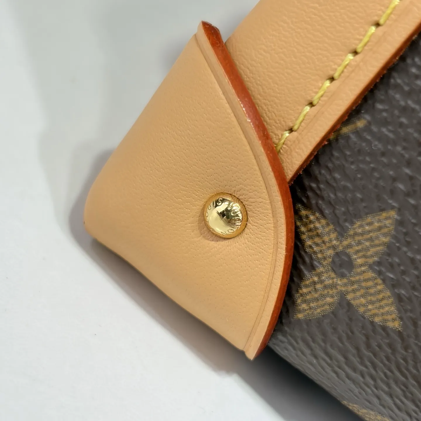 复刻独家实拍📷【 Malle de Jour 单肩盒子 手袋】M3A169老花（钢五金） 取材经典 Monogram 帆布，为 Petite Malle 设计演绎日间风尚。金属铆钉、边角与 S-lock 锁扣致意路易威登硬箱渊源，VVN 饰边勾勒工致之笔，肩带可按需调整垂坠长度，宽敞内里轻松容纳日常所需。 尺寸：24 x 15 x 8 厘米 (长度 x 高 x 宽)